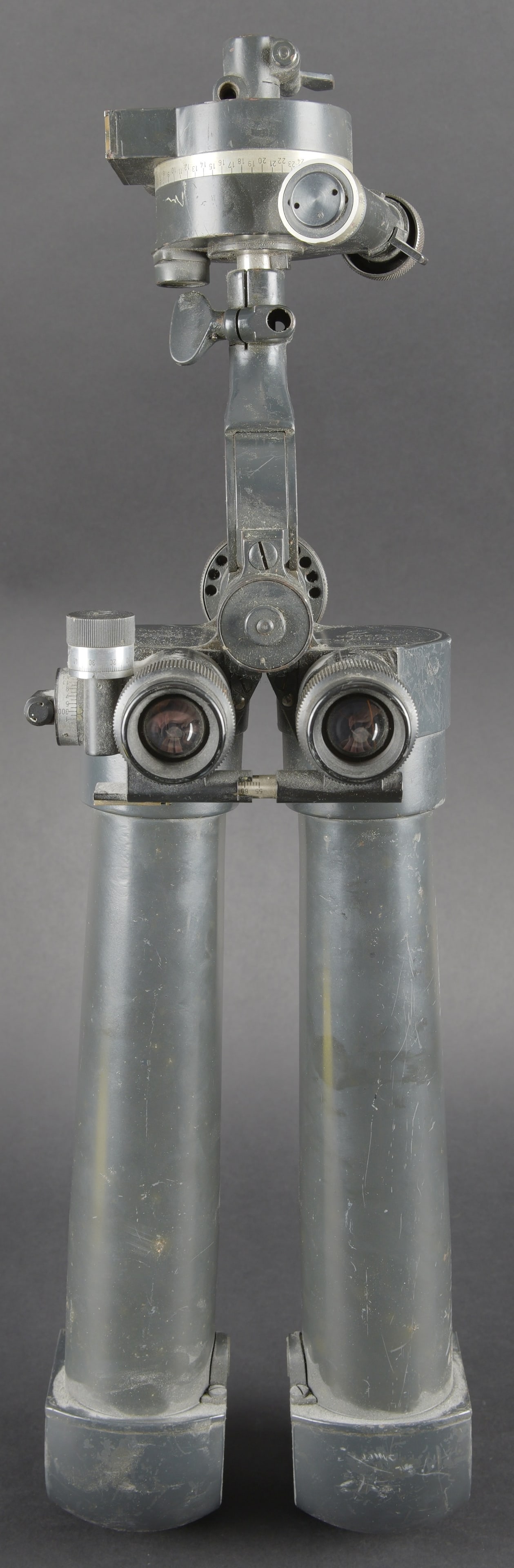 Binoculaire SF 14 ZG1. SF 14 ZG1 binoculars.: Binoculaire SF 14 ZG1. En metal, peinture Feldgrau a 80%. Quelques bosses visibles. Support du trepied present. Marquages sur le binoculaire SF 14 Z G1 H/6400. Fabrication BMK 92828. Le support est ma