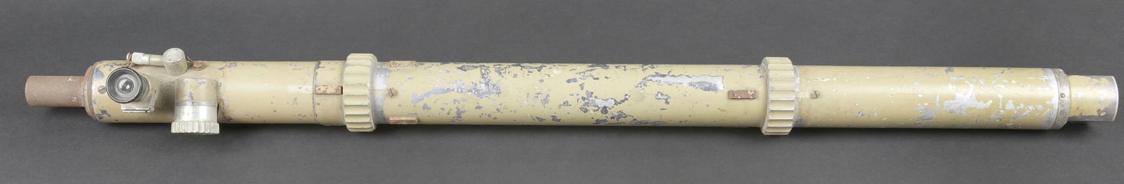 Optique SR4. SR4 optic.: Optique SR4. En metal et aluminium. Toutes les pieces mobiles sont fonctionnelles. Peinture jaune sable a 60%. Fabrication DLH SR4 2,5 x 15. Certaines parties metalliques sont oxydees. Optique claire