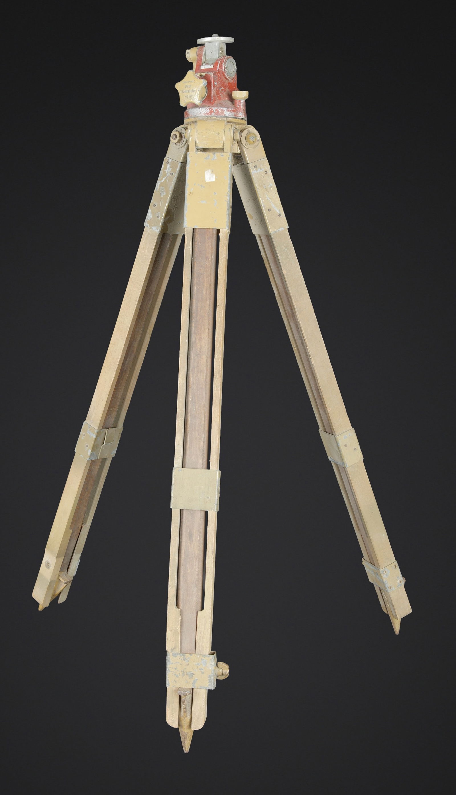 Trepied d optique WH. WH optic tripod.: Trepied d optique WH. En bois et metal, peinture jaune sable a 70%, visiblement posterieure. Pieds telescopiques. Trois pointe de fixation en metal, pour l ancrage au sol. Support d optique de couleur