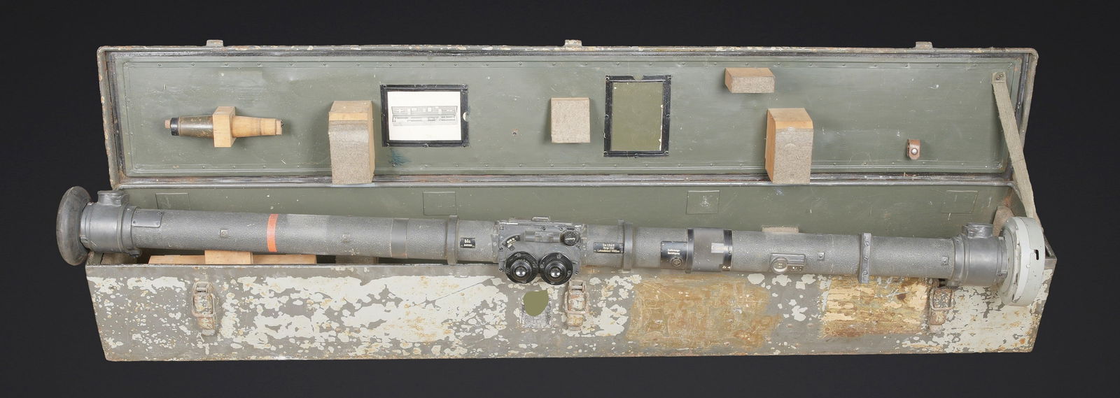 Telemetre KM. KM rangefinder.: Telemetre de la marine de guerre des forces de l axe. Modele en caisse. Belle caisse en metal, les poignees de transport sont presentes, les crochets de fixation du couvercle sont complets. Peinture q