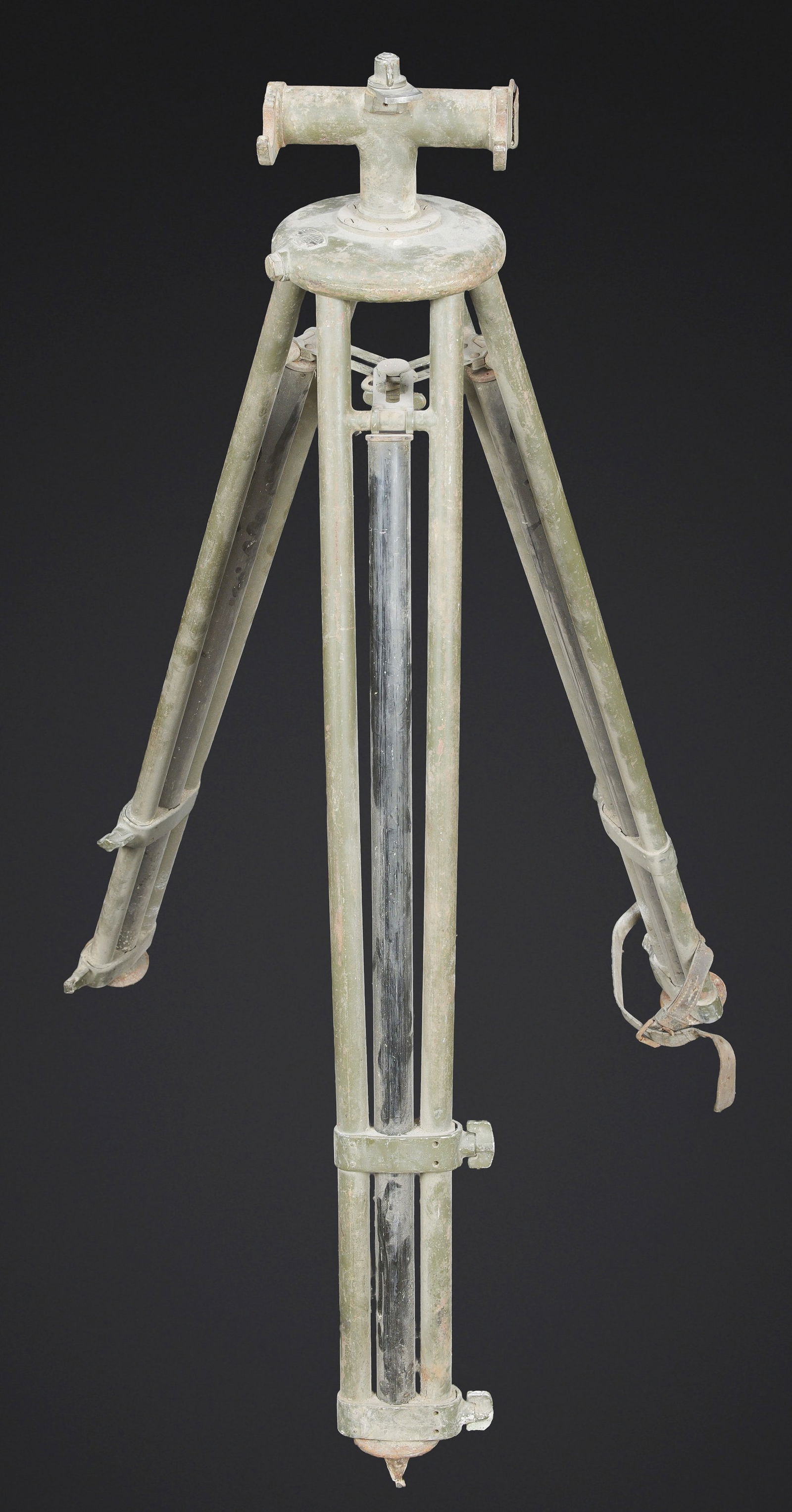 Trepied pour le telemetre de la KM. Tripod for KM rangefinder.: Trepied pour le telemetre de la marine de guerre des forces de l axe. Trepied en metal. Structure tubulaire et telescopique. Trois points d ancrage au sol. Sangle en cuir maintenant les pieds en