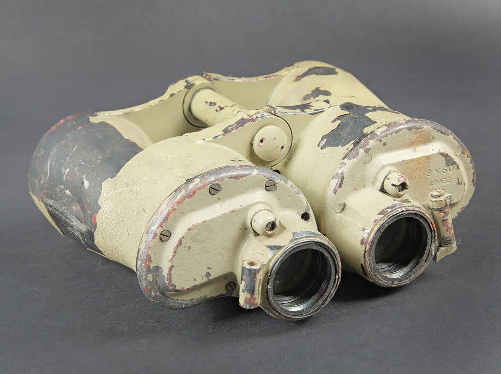 Relique de jumelle 8x60. Relic 8 x 60 binoculars.: Relique de jumelle 8 X 60. En metal. Revetement tres friable. Marquages 8 x 60 BLC 49955. Nombreuses pieces manquantes. Optique presentant des taches, ainsi que des eclats. A noter une certaine usure