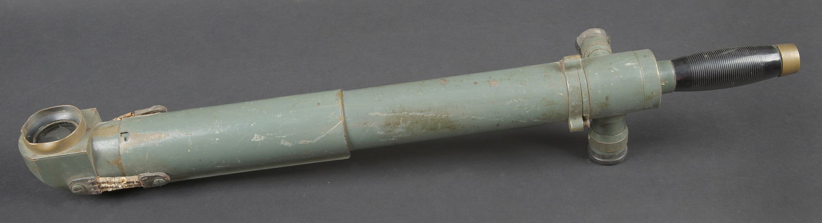 Monoculaire WH. WH monocular.: Monoculaire WH. En metal. Peinture Feldgrau a 70%. Pare soleil complet, maintenu par deux elastiques. Marquages Goerz Berlin Nr 41 DRGM. Poignee en bakelite complete. Les proteges oculaires presentent