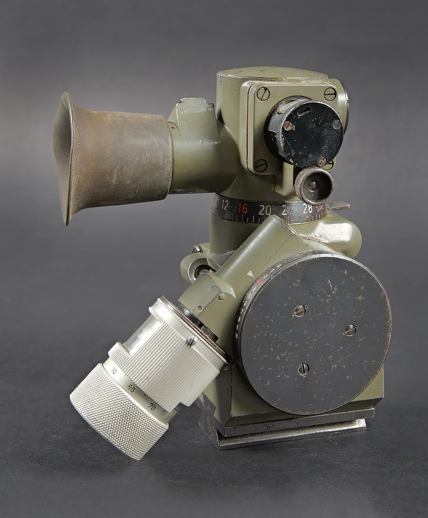 Lunette de visee MGZ 34. MGZ 34 sight.: Lunette de visee MGZ 34 pour la MG34/42. Optique produite par Busch Rathenow avec le numero de serie 14426. Peinture verte d usine a 90%. Les boutons de reglages sont fonctionnels. La protection