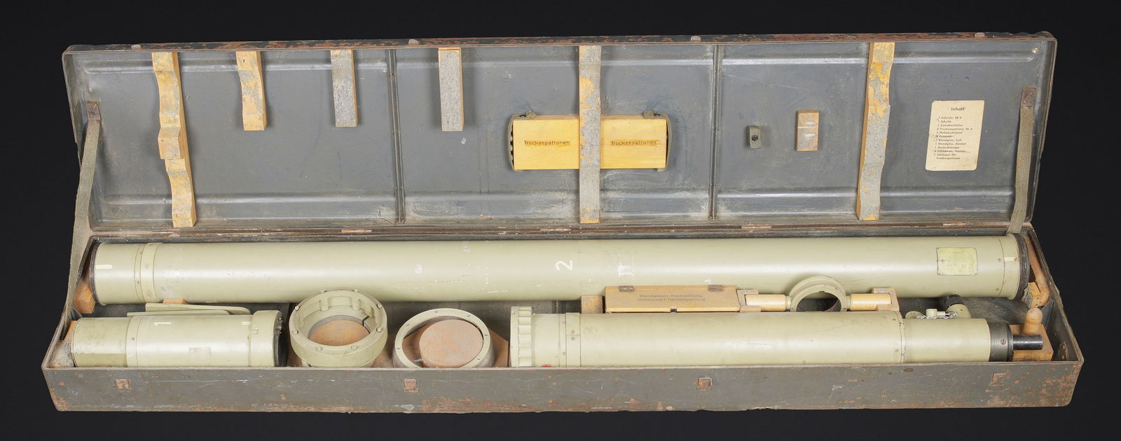 Periscope de bunker SR9. SR9 bunker periscope.: Periscope de bunker SR9. Belle caisse en metal. Les poignees de transport sont presentes. Les crochets de fermetures sont absents. Couvercle portant le marquage SR 9. Peinture Feldgrau a 60%. Longueur