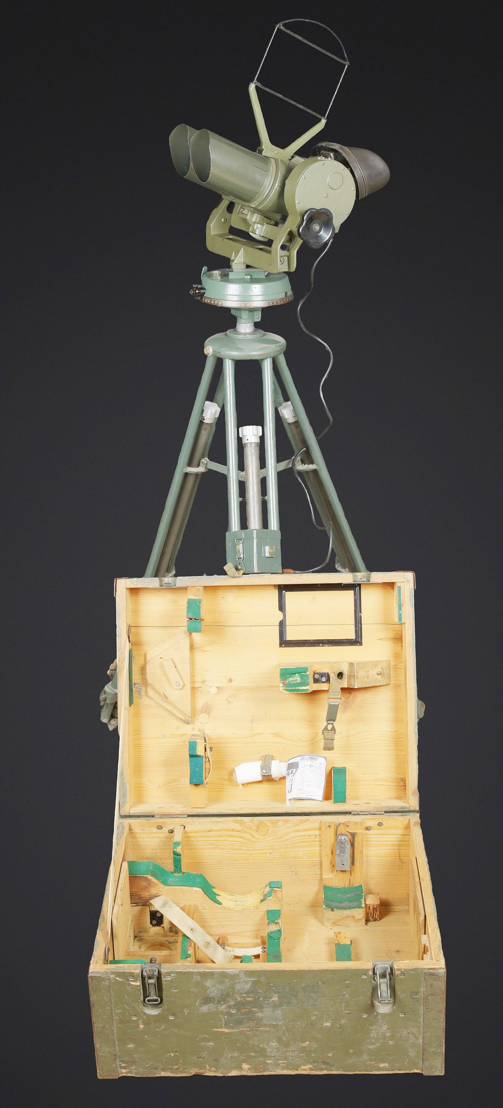 Optique Flak 10 x 80. Flak 10 x 80 optic.: Optique Flak 10 x 80. Caisse en bois. Reste de marquages Flak 10 x 80 sur le couvercle. Epaisse peinture kaki visiblement francaise. Restes de marquages francais sur le couvercle. Plaque en laiton