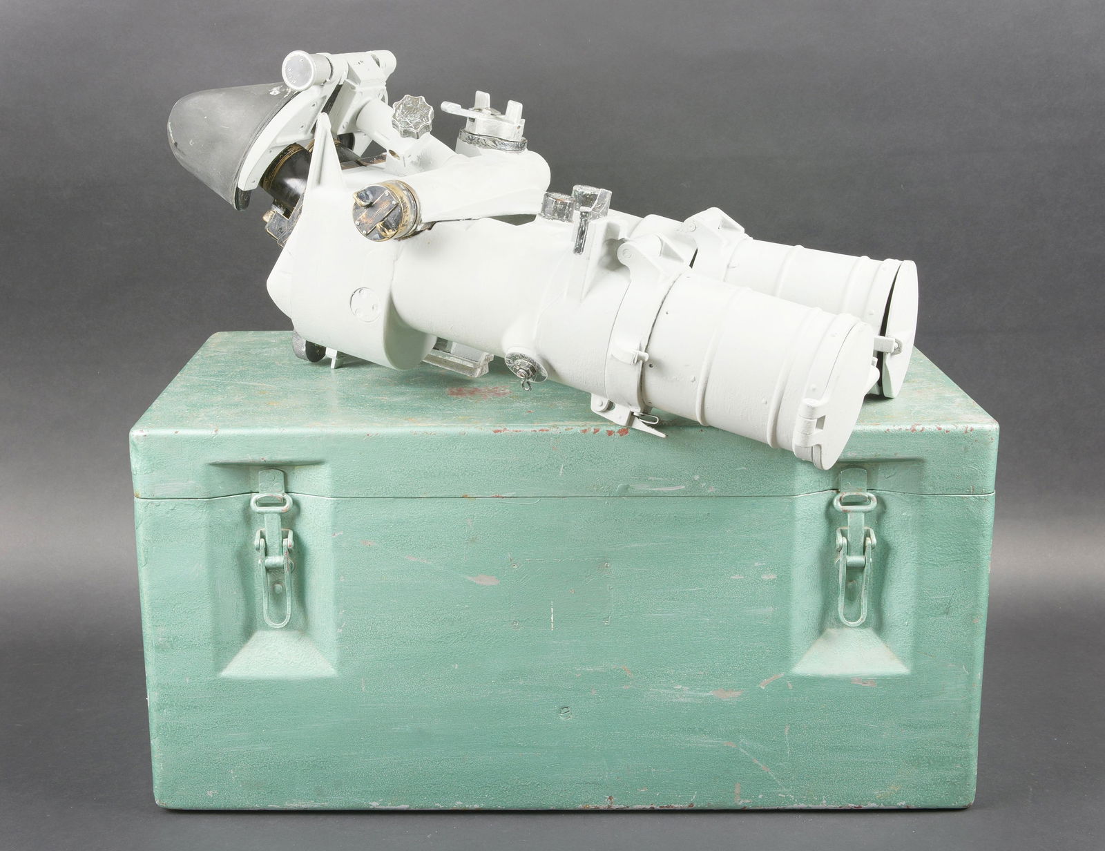 Binoculaire 18X80 KM.: Binoculaire 18 x 80 de la marine de guerre des forces de l axe. Binoculaire en metal. Peinture grise visiblement posterieure. Toutes les pieces mobiles sont fonctionnelles. Pare soleil present, avec