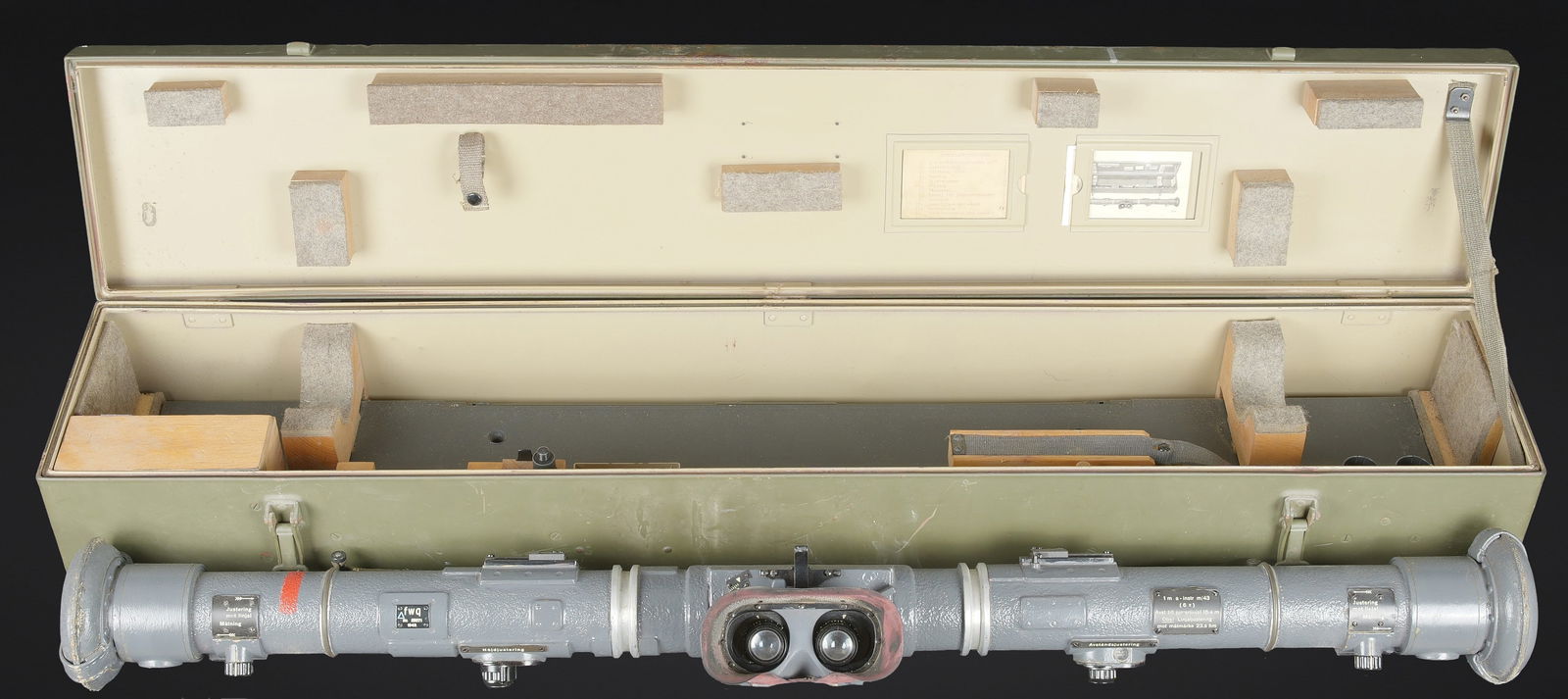 Telemetre WH en caisse.: Telemetre WH en caisse, Caisse en metal, repeinte. Sans marquages visibles. Interieur disposant de sa peinture jaune sable d origine. Les crochets de fermeture sont complets. Les poignees de transport