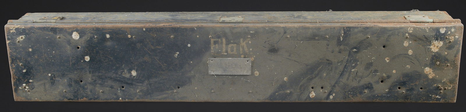 Caisse de telemetre Flak.: Caisse de telemetre Flak. En metal. Peinture a 70%. Marquage Flak au pochoir sur le couvercle. Les crochets de fermeture sont presents. Les poignees sont completes. Les racks interne sont absents.
