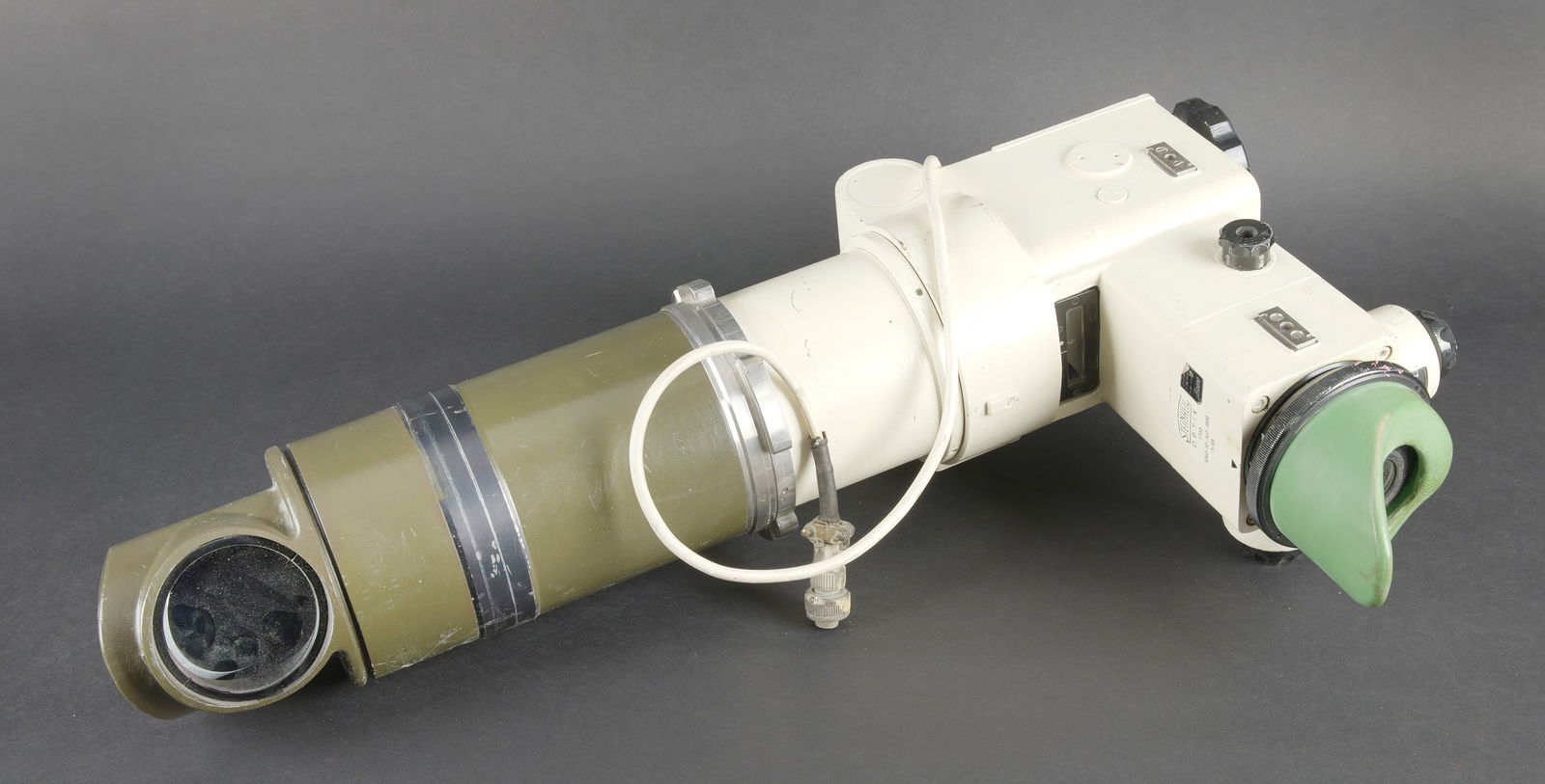 Optique de char Leopard I. Leopard I tank optic: Optique de char Leopard I. En metal. Peinture blanche et kaki a 90%. Toutes les pieces mobiles sont fonctionnelles. Bonnette en caoutchouc complete. Cable et prise complets. Fabrication Steinheil