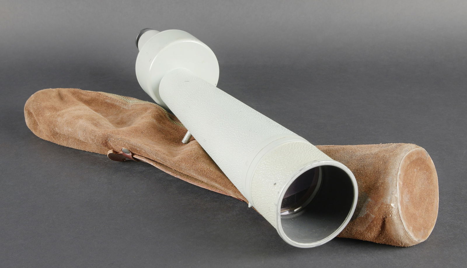 Monoculaire Carl Zeiss. Carl Zeiss monocular: Monoculaire Carl Zeiss. En metal. Peinture grise a 90%. Fabrication Carl Zeiss Jena Hergestellt in der DDR. Optique claire presentant quelques taches. Grossissement X 10. Housse en cuir retourne