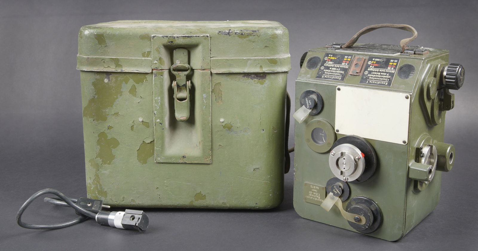 Calculateur pour binoculaire EM-61. Calculator for EM-61 binoculars: Calculateur pour binoculaire EM-61. Belle boite en metal, peinture kaki a 70%. La poignee de transport en cuir est cassee. Les crochets de fermeture sont fonctionnels. Couvercle marque KR NR 9757. Pla