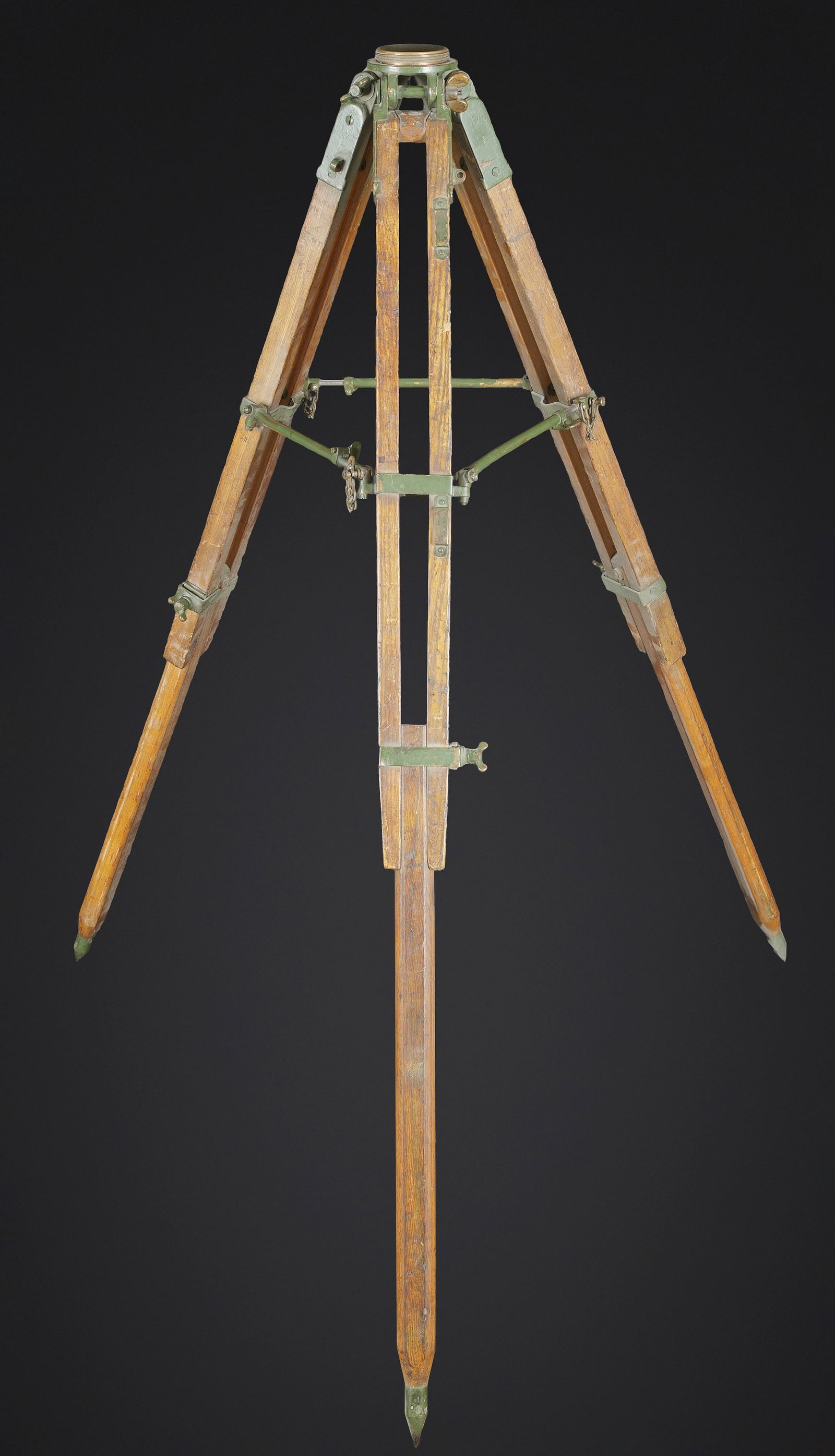 Trepied de jumelle TZK 10 x 80. TZK 10 x 80 binocular tripod.: Trepied de jumelle TZK 10 x 80. En metal et bois. Peinture kaki a 70%. Les chainettes sont presentes. Pieds telescopiques. Trois points d ancrage au sol. Les marquages sont illisibles sous la peinture