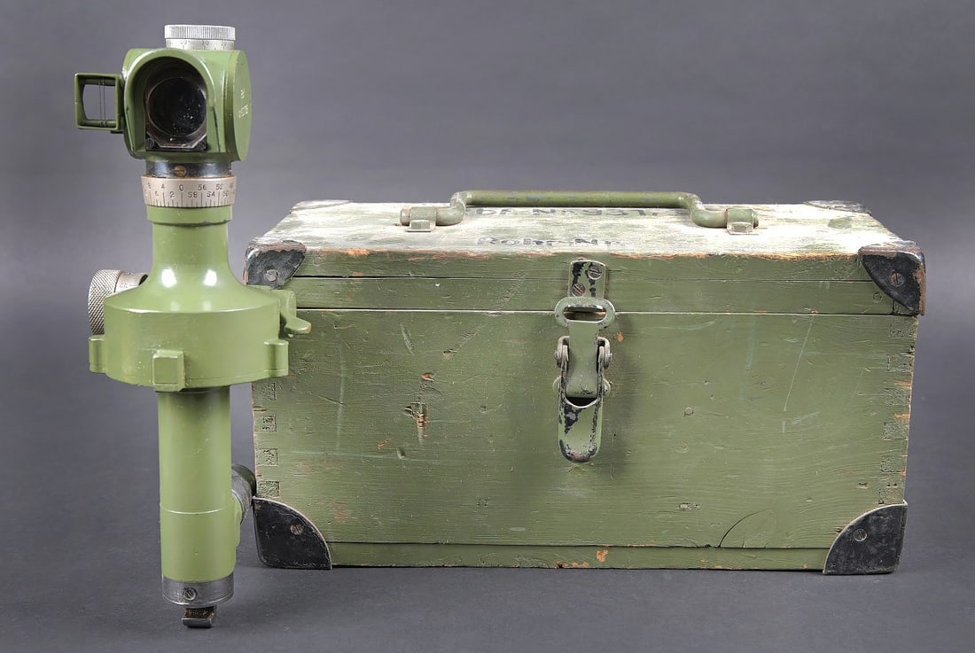 Lunette RBF 931735. RBF 931735 sight.: Lunette RBF 931735. Belle caisse en bois avec renfort en metal. Peinture kaki a 70%. Poignee de transport fonctionnelle. Les crochets de fermeture sont complets. Marquages sur le couvercle RBF NR 9317