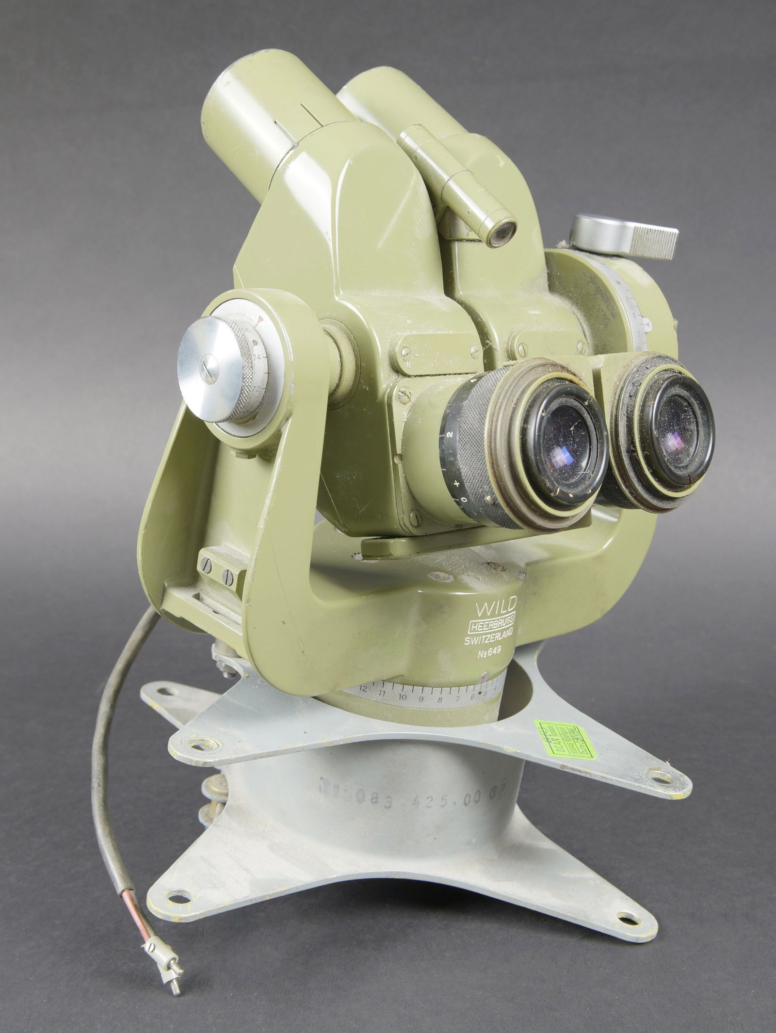 Binoculaire Wild suisse. Swiss Wild binoculars: Binoculaire Wild Heerbrugg Suisse. En metal. Peinture verte a 70%. Les pares soleil sont presents. Toute les pieces mobiles sont fonctionnelles. Marquages Wild Heerbrugg Switzerland. Numero de serie 6