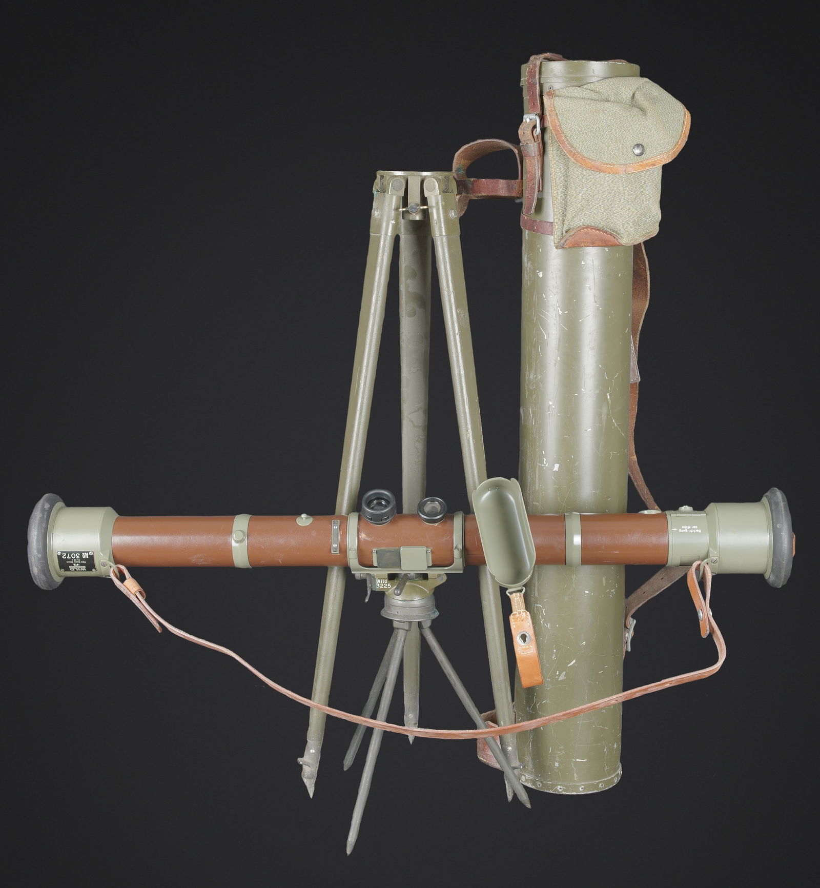 Telemetre suisse WILD. Swiss WILD rangefinder: Telemetre Suisse Wild. En metal, quasiment neuf de stock. Les bonnettes sont caoutchouc, la sangle de transport est en cuir. Les deux poignees en bakelite sont rabattables. Garnitures du telemetre en