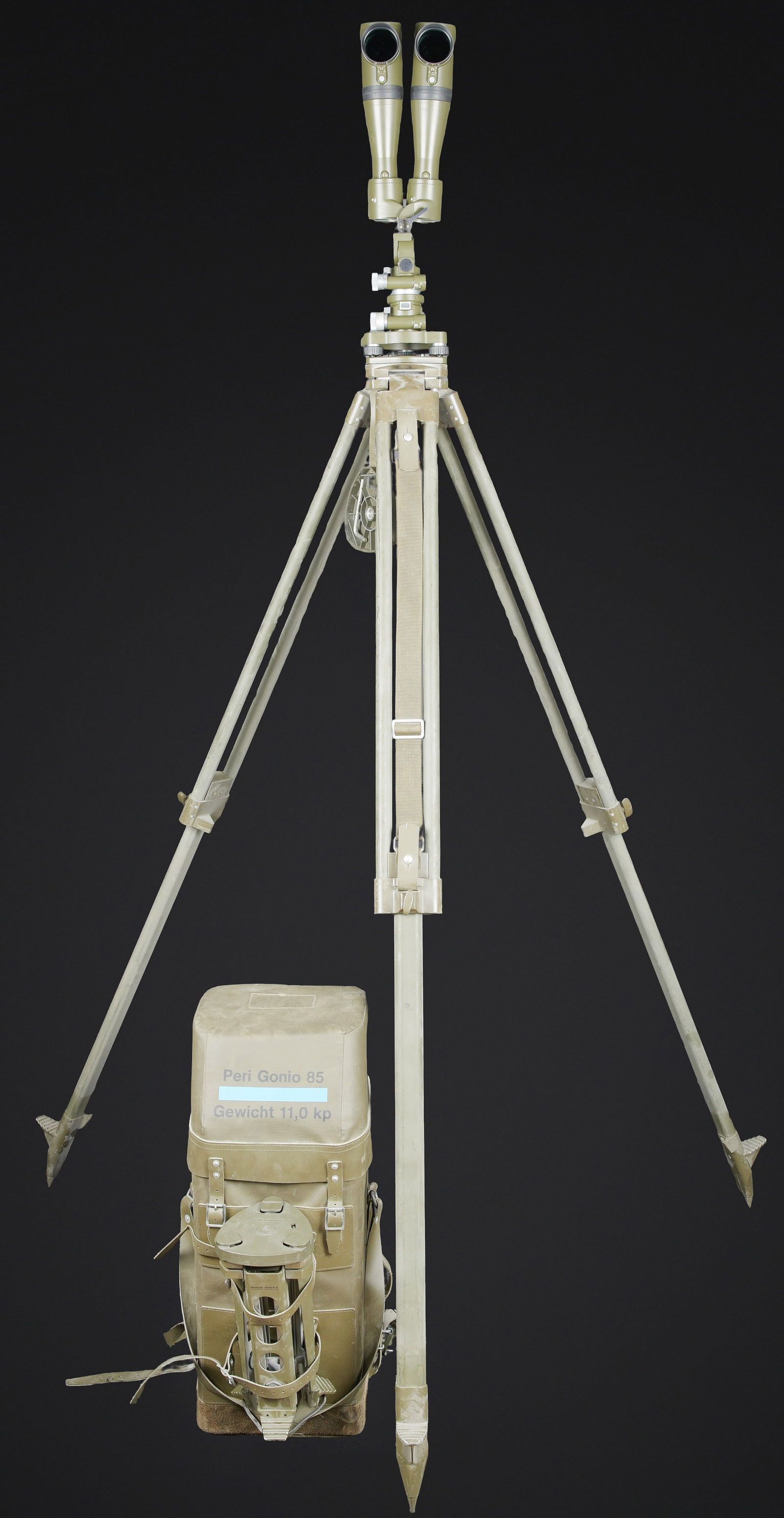 Binoculaire suisse Kern. Swiss Kern binoculars: Binoculaire suisse Kern. Housse en toile caoutchoute. Toutes les sangle sont presentes. Couvercle portant le marquage Peri Gonio 85 Gewicht 11KG. Certains accessoires sont manquants. Interieur double