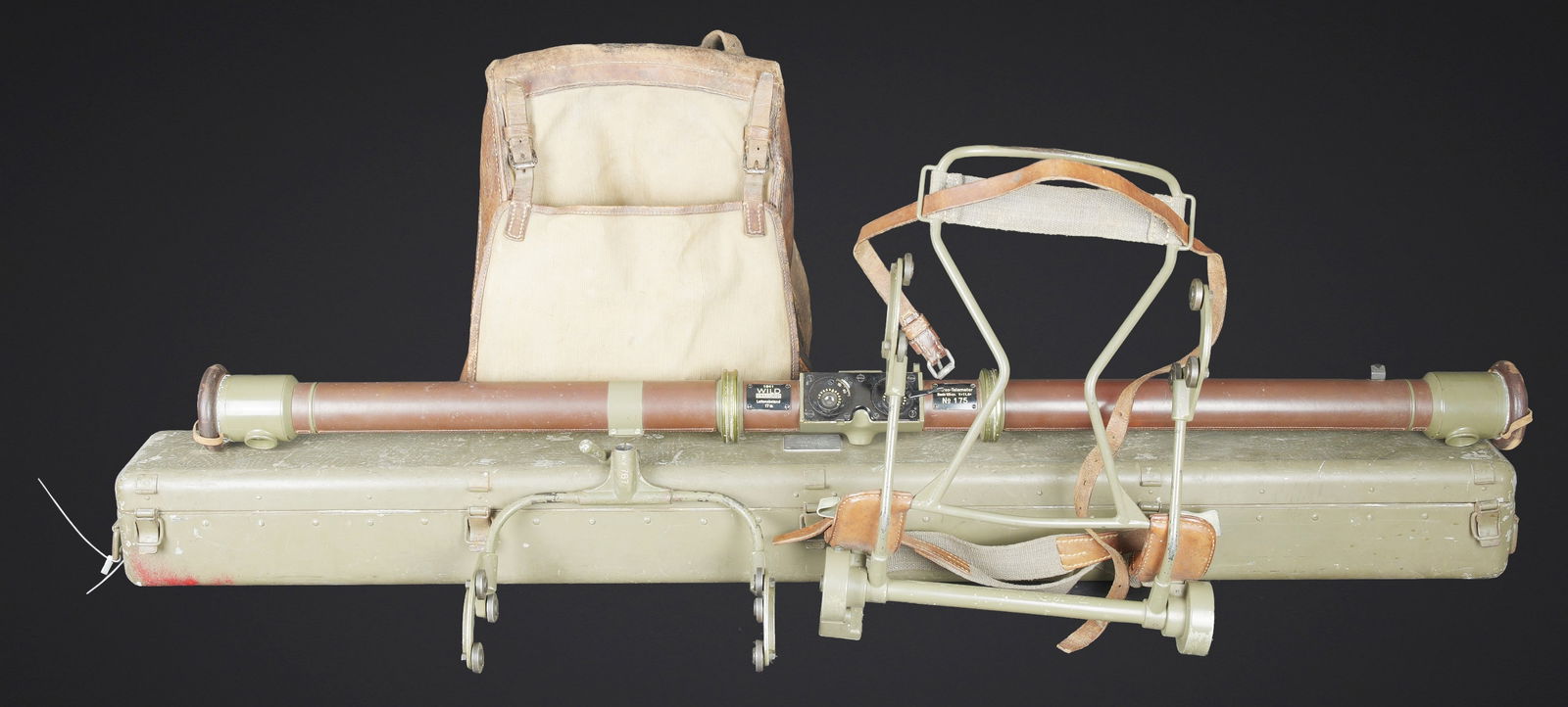 Telemetre suisse Wild. Swiss Wild rangefinder: Telemetre suisse Wild. Belle caisse en metal. Peinture kaki a 70%. Les poignees de transport sont presentes. Les crochets de fermeture sont fonctionnels. Plaquette marquee Wild Heerbrugg N175. Telemet