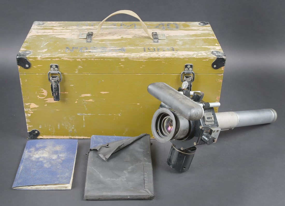 Optique russe OP4M. Russian OP4M optic: Optique russe OP 4M. Belle caisse en bois avec renforts en metal. Peinture kaki a 70u%. Les crochets de fermeture sont complets et fonctionnels. La sangle de transport est presente. Reste de