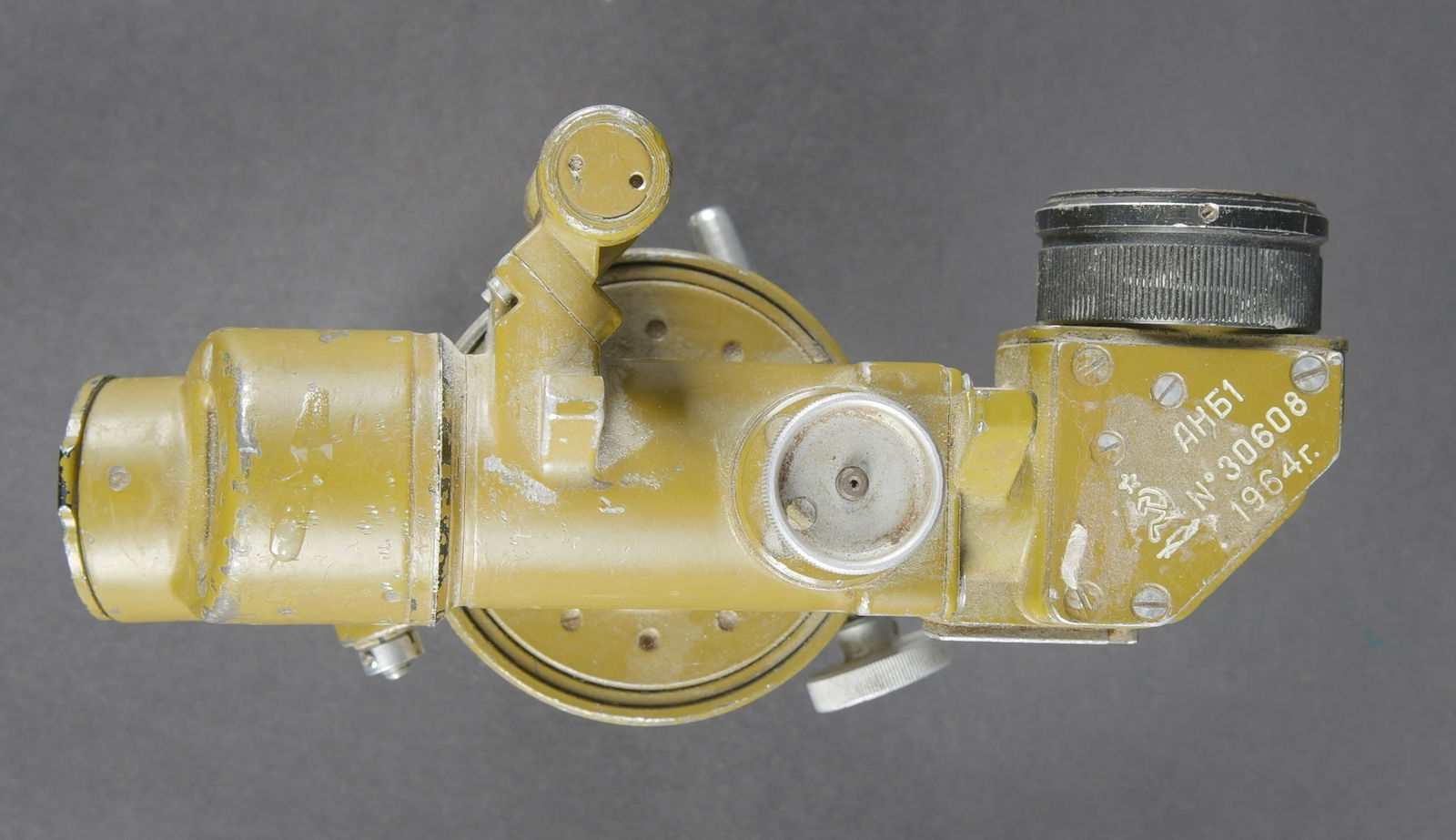 Optique russe. Russian optic: Optique russe. En metal. Peinture kaki a 80%. Nombreux marquages en cyrillique. Numero 30608. Date 1964. Niveau a bulle casse. Toutes les pieces mobiles sont fonctionnelles. Optique claire et graduee