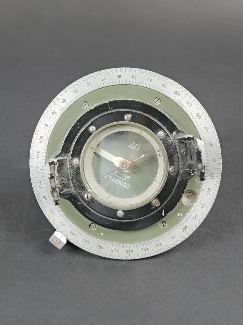 Alidade de visee russe. Russian sighting alidade: Alidade de visee russe. En metal. Peinture kaki a 70%. Toutes les pieces mobiles sont fonctionnelles. Numero 0421090. A noter une certaine usure et patine de la piece. Verre complet. Etat II+. Russian