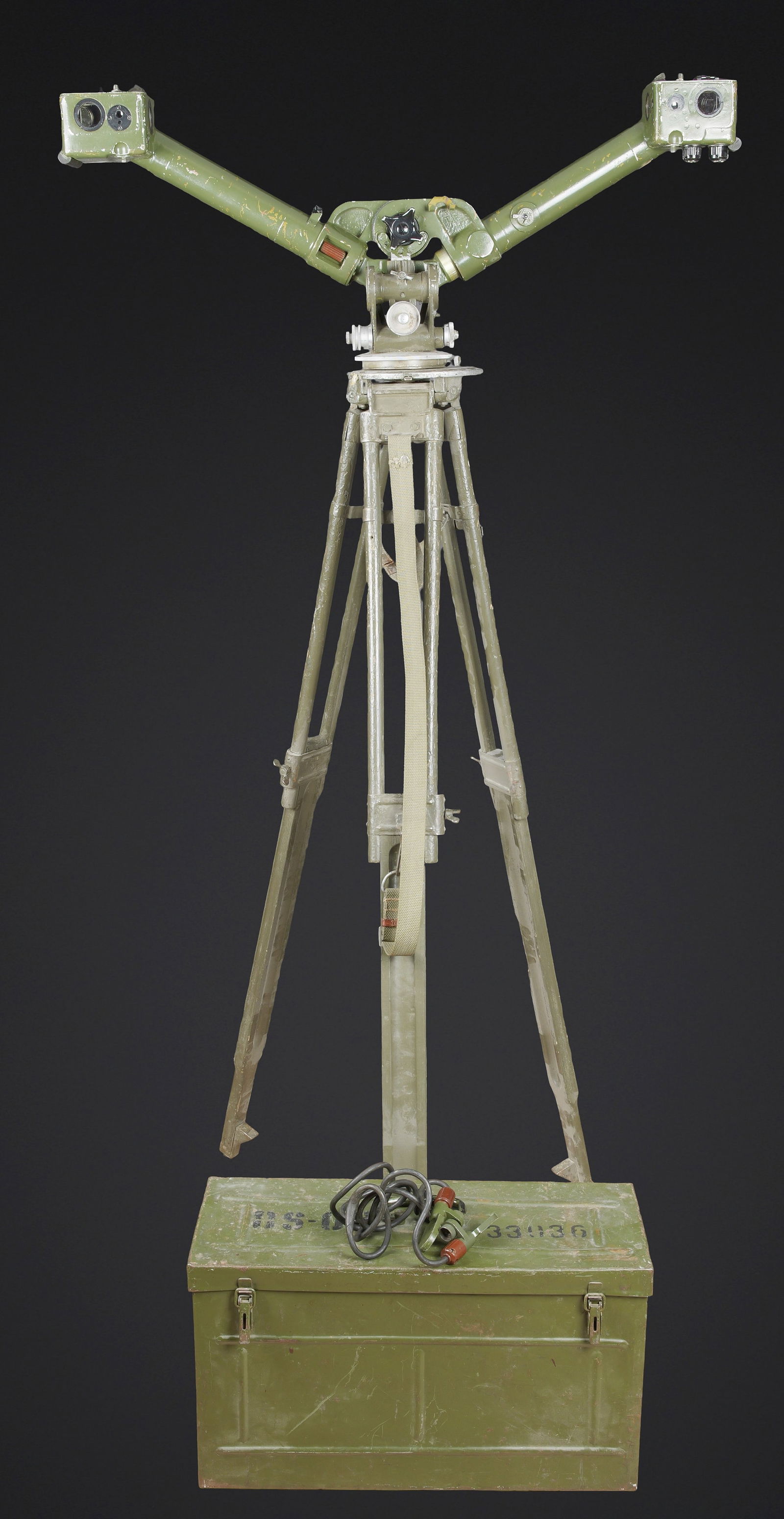 Optique Russe sur trepied. Russian optic on tripod: Optique russe sur trepied. Boite en metal. Peinture kaki a 90%. Les crochets de fermeture sont presents. La poignee et complete. Couvercle marque BS-09 33036. Notice d inventaire presente sous le couv