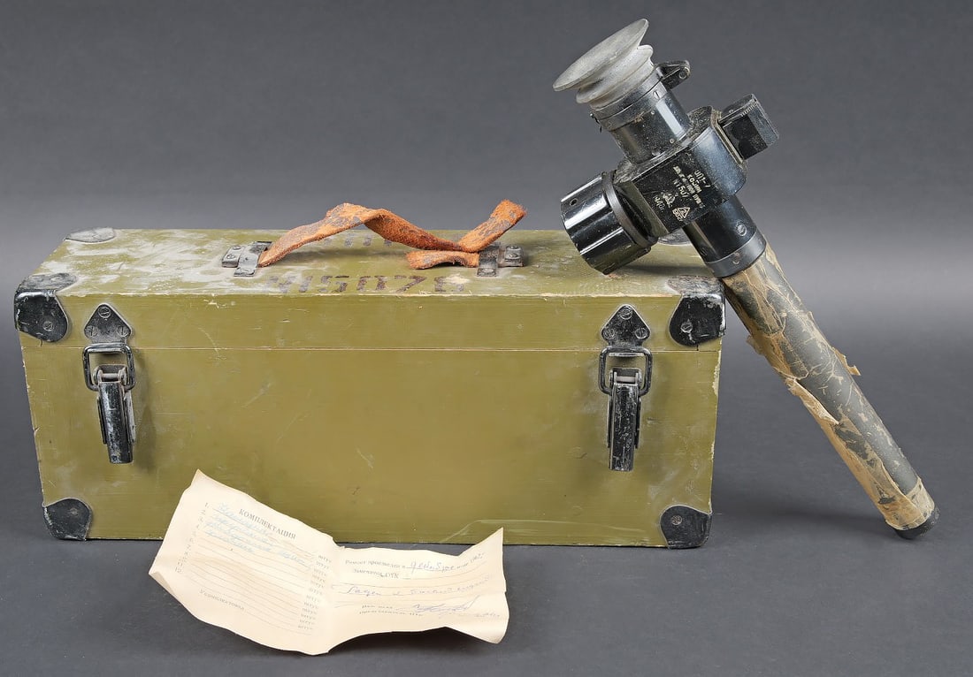 Optique russe. Russian optic: Optique russe. Caisse en bois avec renforts metalliques. Poignee en cuir cassee. Les crochets de fermeture sont complets. Marquages russe sur le couvercle. Numero 15078. Les racks interne sont present