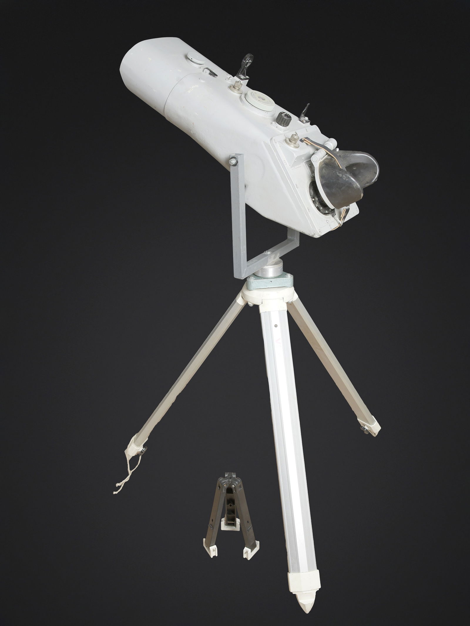 Jumelle russe BMT 110. Russian BMT 110 binoculars: Jumelle russe BMT 110 20 x 110. En metal, couleur grise bateau a 90%. Pare soleil present. Appui front complet et retenu par sa sangle en cuir. Toutes les pieces mobiles sont fonctionnelles. Nombreux