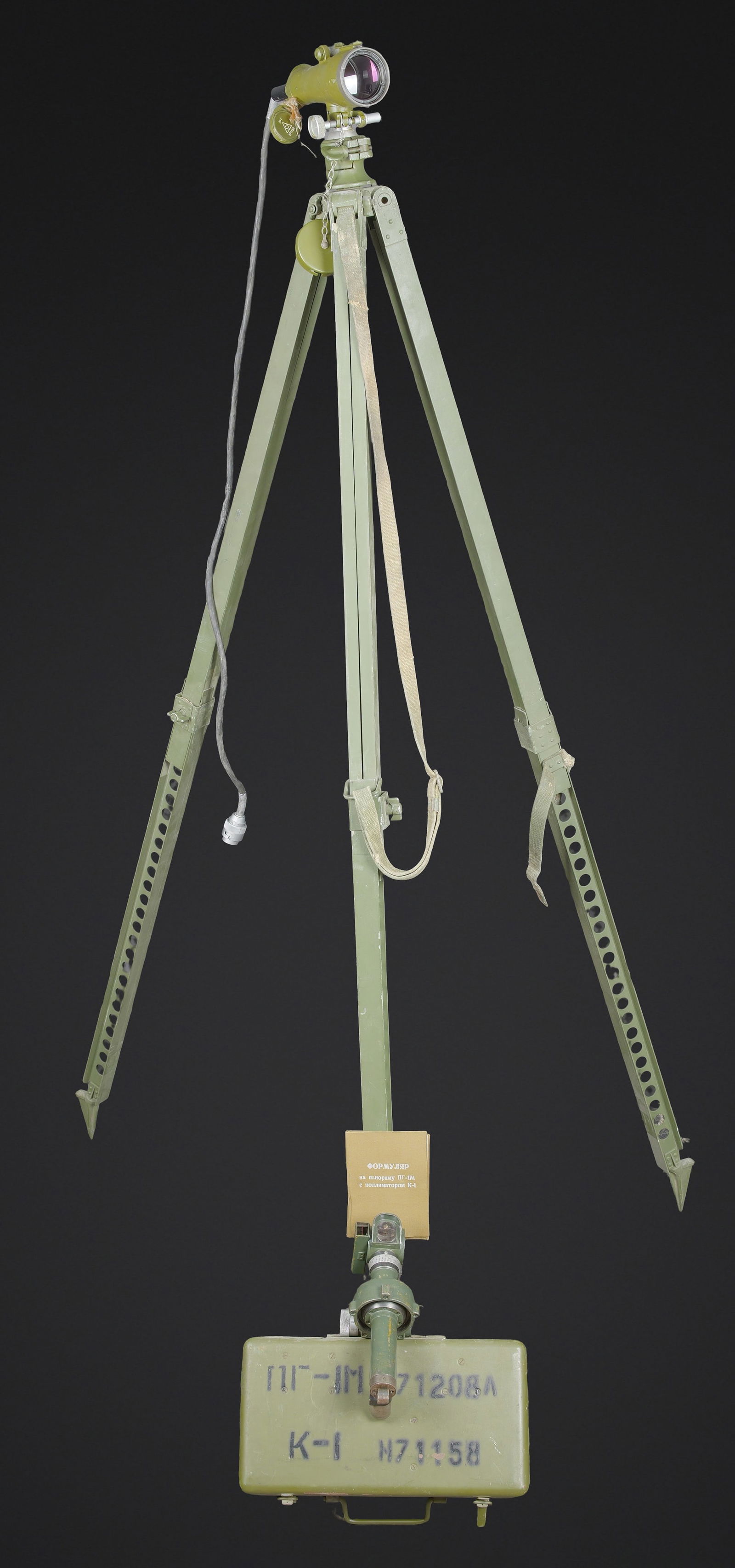 Optique Russe sur trepied. Russian optic on tripod: Optique russe sur trepied. Belle boite en metal. Peinture kaki a 90%. Les crochets de fermeture sont presents. La poignee de transport est complete. Marquages russe sur le couvercle. La notice d