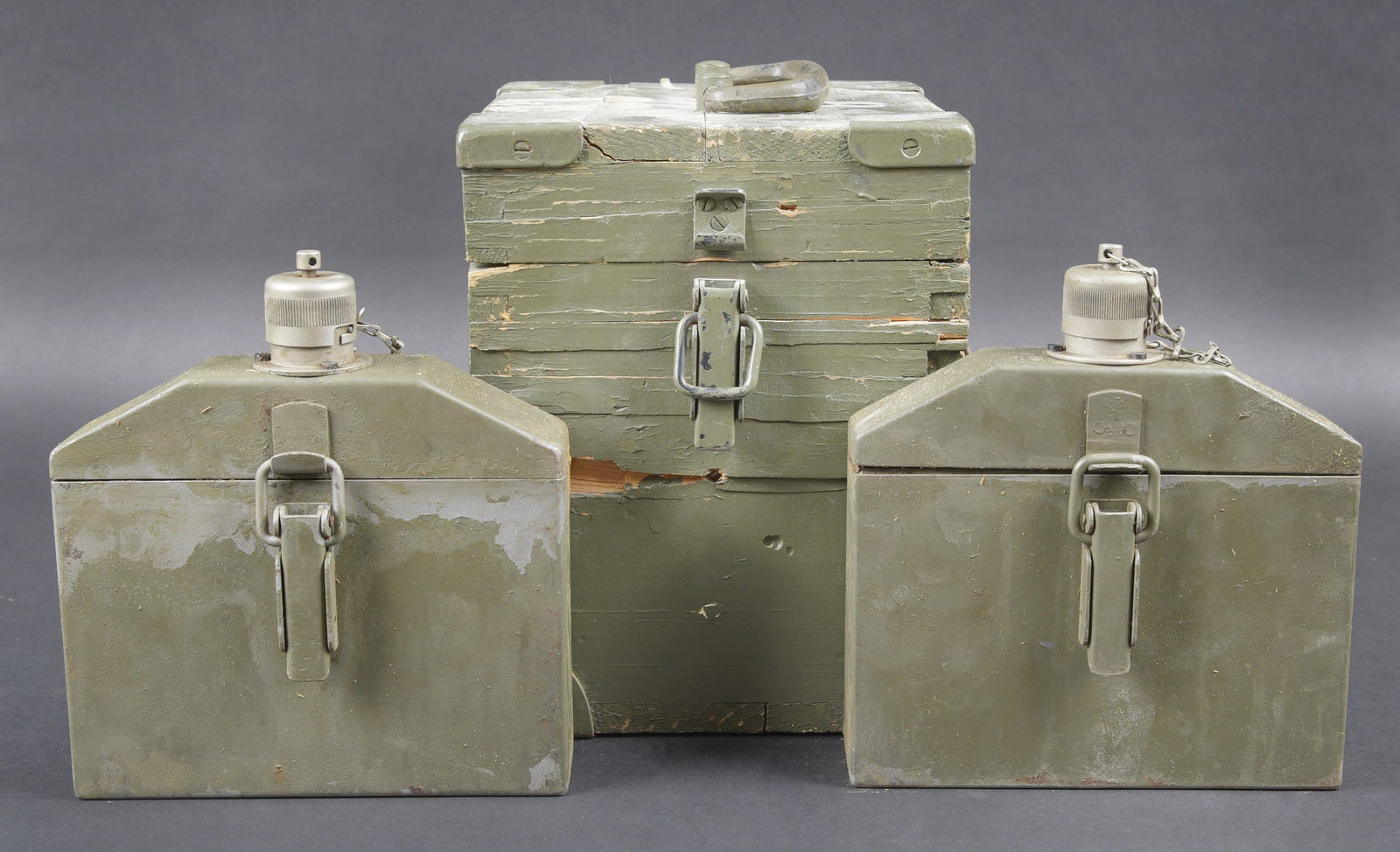 Caisse de batterie russe. Russian battery case: Caisse de batterie russe. Caisse en bois. Poignee de transport complete. Les crochets de fermeture sont fonctionnels. Peinture a 70%. Couvercle marque 8CE. Les racks interne sont presents. Deux