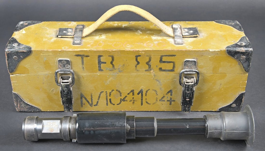 Optique TB 85 russe. Russian TB-85 optic: Optique TB-85 russe. Boite en bois avec renforts metalliques. Les crochets de fermeture sont fonctionnels. Poignee de transport en toile. Marquages TB 85 104104. Notice d inventaire en russe sous le