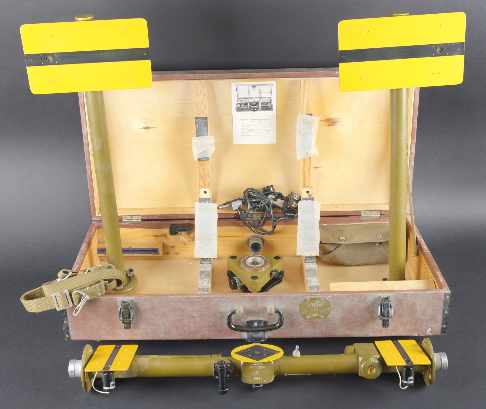 Caisse d accessoires d optique russe. Russian optical accessories case: Caisse d accessoires d optique russe. Caisse sous forme de valise en bois. La poignee de transport est presente. Les crochets de fermeture sont fonctionnels. Plaque marquee 722209 2 1969. Valise
