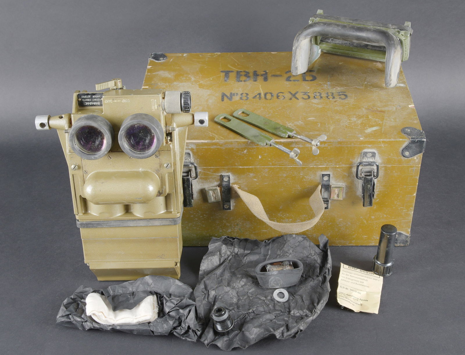 Optique russe TBM 2B. Russian TBM-2B optic: Optique russe TBM-2B. Caisse en bois avec renforts en metal. Peinture kaki a 70%. Poignee en toile. Les crochets metalliques sont complets. Marquages sur le couvercle TBH 2B Nr 8406 X 3885. Notice d