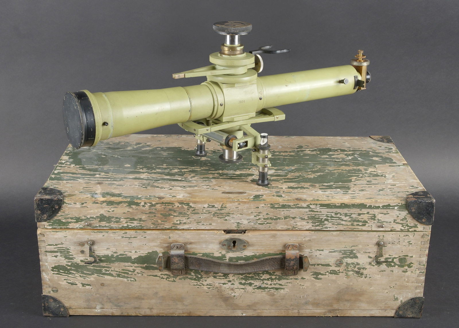 Instrument de visee russe. Russian sighting instrument: Instrument de visee russe. Caisse en bois quasiment depourvue de peinture. Renforts en metal sur les angles. Poignee de transport en cuir. La cle de fermeture est absente. Les deux crochets de fermetu