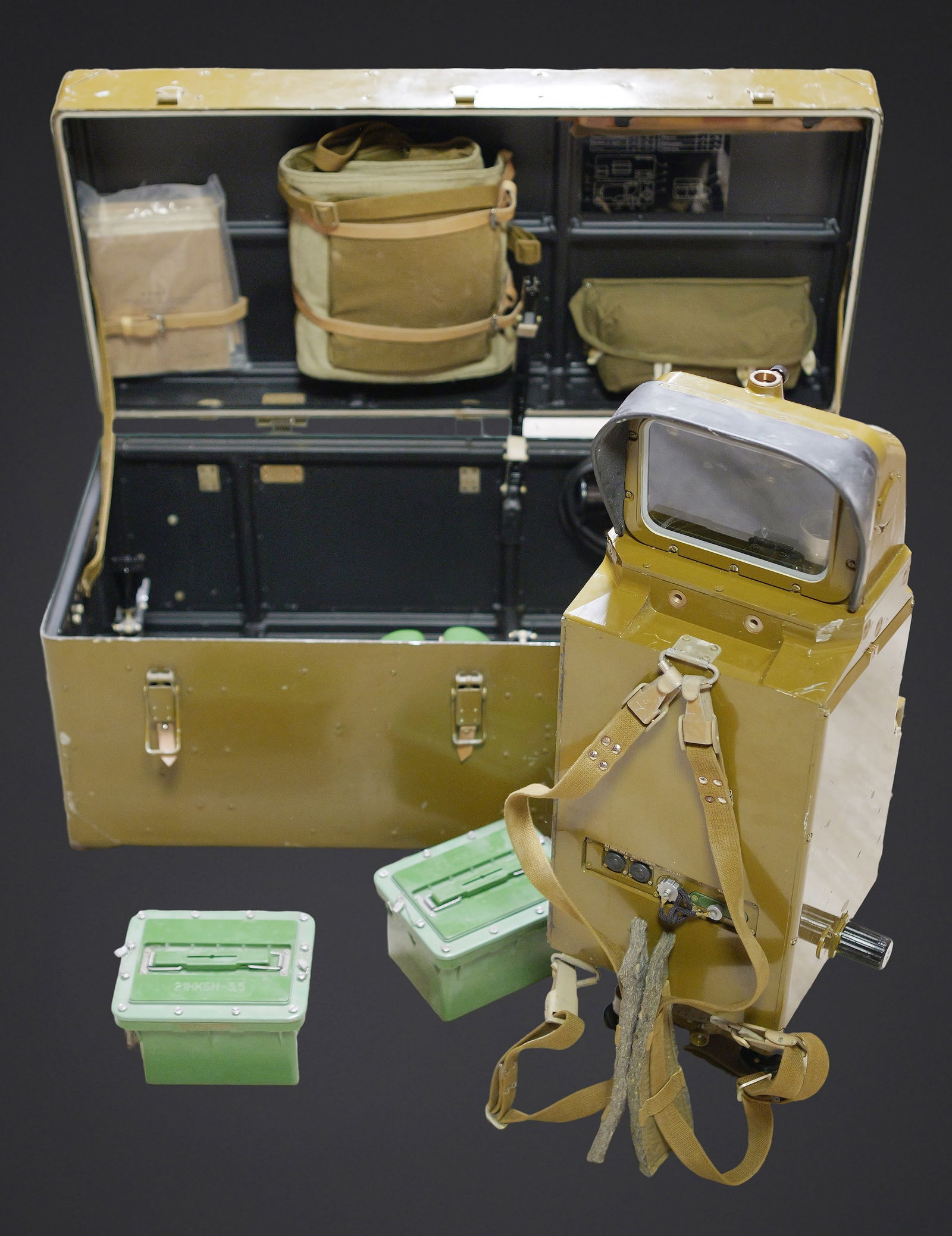 Optique russe des annees 90. Russian 1990s optic: Optique russe des annees 90. Belle caisse en metal, complete. Marquages cyrilliques sur le couvercle. Nombreux compartiments abritant des batteries. Optique neuve en parfait etat. Tous les