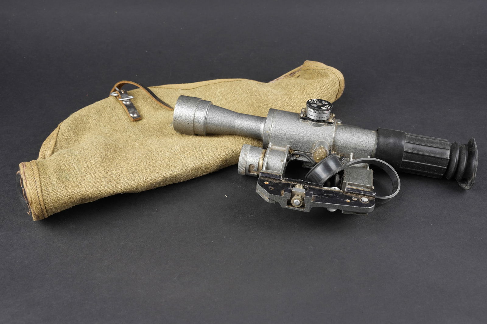 Lunette de tir sovietique 6x24. Soviet 6×24 telescopic sight.: Lunette de tir sovietique 6x24. Fabrique en Belarus, lunette 6 x 24 avec sa patte de fixation. Les optiques sont claires. Logement a batterie vide. Usure d usage. Avec sa housse en toile. Soviet