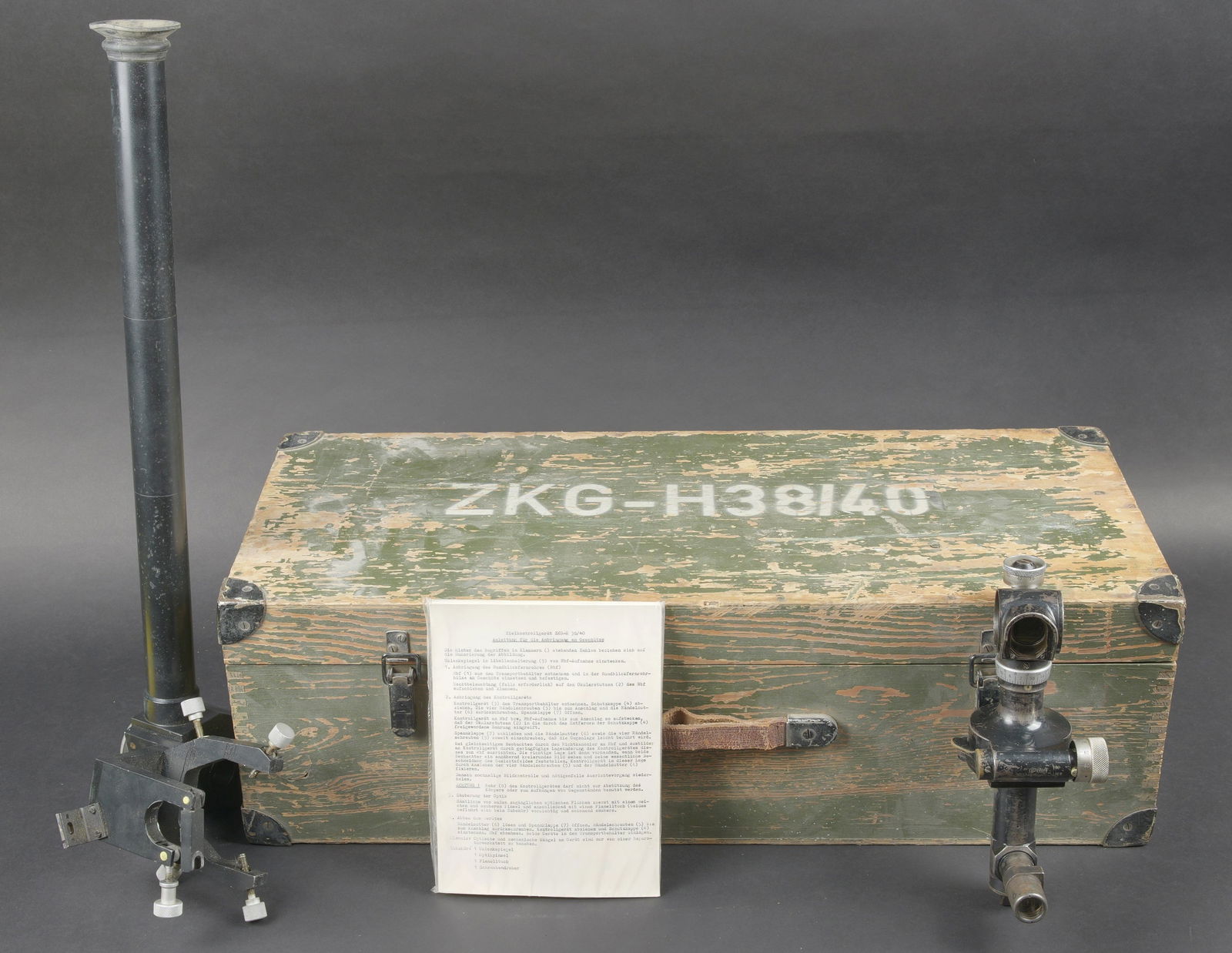 Appareil de controle de visee ZKG-H 38/40. ZKG-H 38/40 sight testing unit: Appareil de controle de visee ZKG-H 38/40. Modele utilise lors du Pacte de Varsovie. Belle caisse en bois, avec renfort metallique. Reste de peinture kaki a 70%. Les crochets de fermeture sont complet