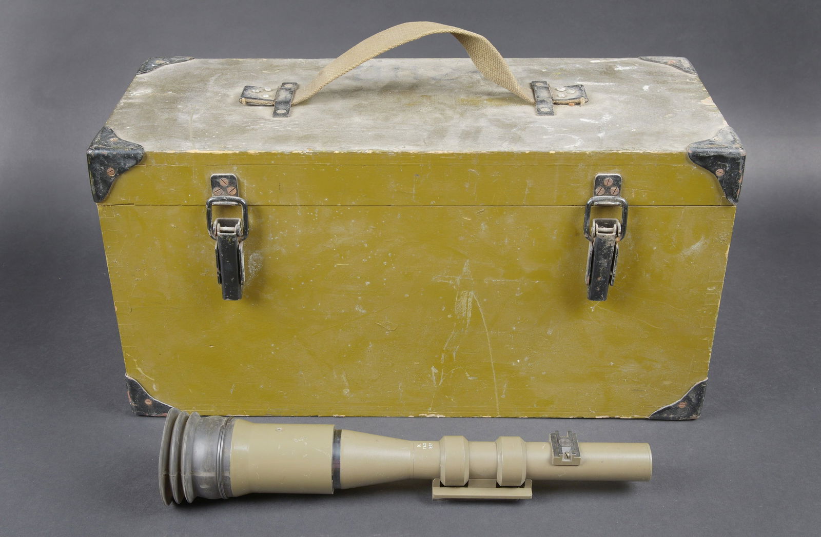 Lunette de tir 3 x 8 VZ49. 3–8× Vz.49 telescopic sight: Lunette de tir 3 x 8 VZ 49. Belle boite en metal avec renfort metallique. Les crochets de fermeture sont fonctionnels. Reste de marquages cyrilliques sur le couvercle. Peinture kaki a 80%. La poignee