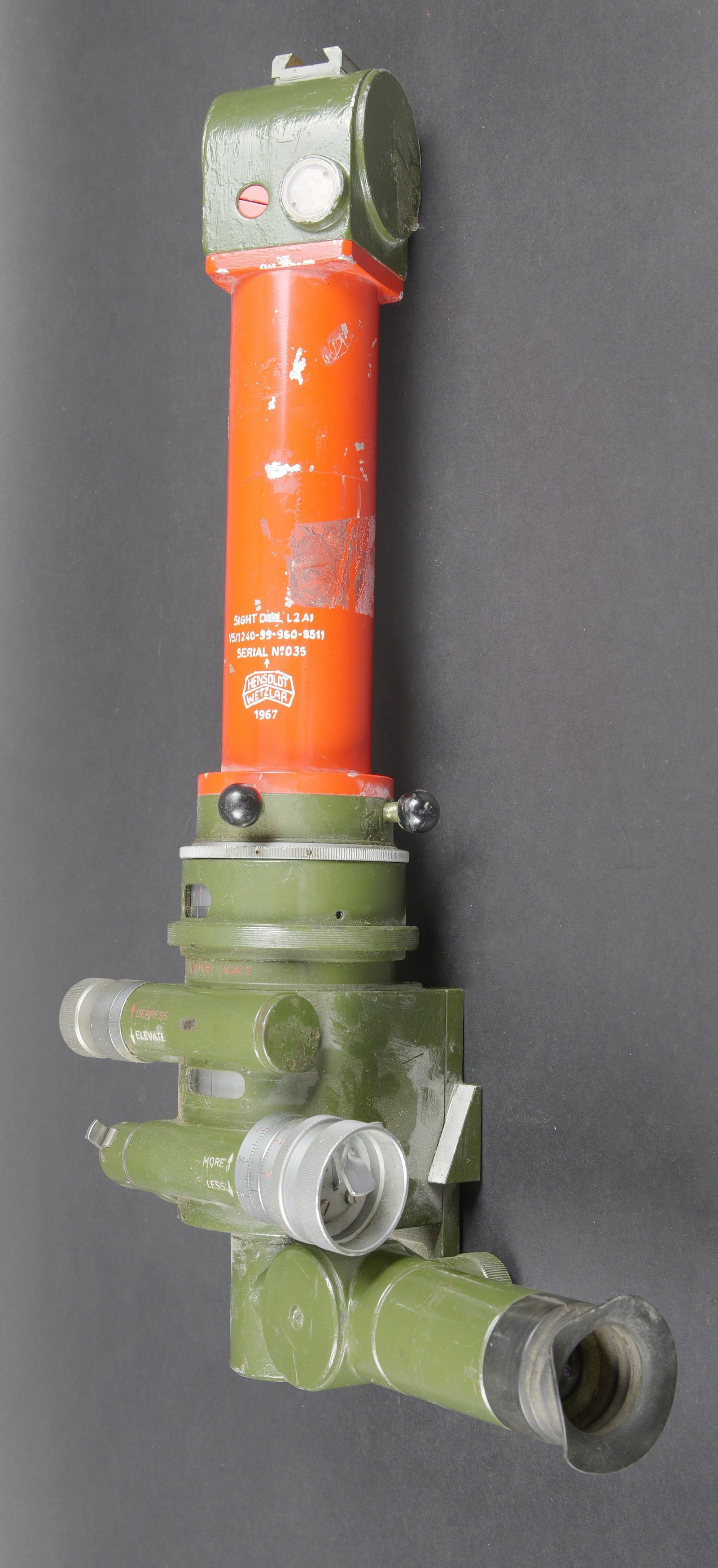 Optique Wetzlar Pacte de Varsovie. Wetzlar optic, Warsaw Pact: Optique Wetzlar Pacte de Varsovie. En metal. Peinture kaki et rouge a 90%. Toutes les pieces mobiles sont fonctionnelles. Marquages Sight Dial L2A1 V5/1240-99-960-8511 Serial 035 Hensoldt Wetzlar