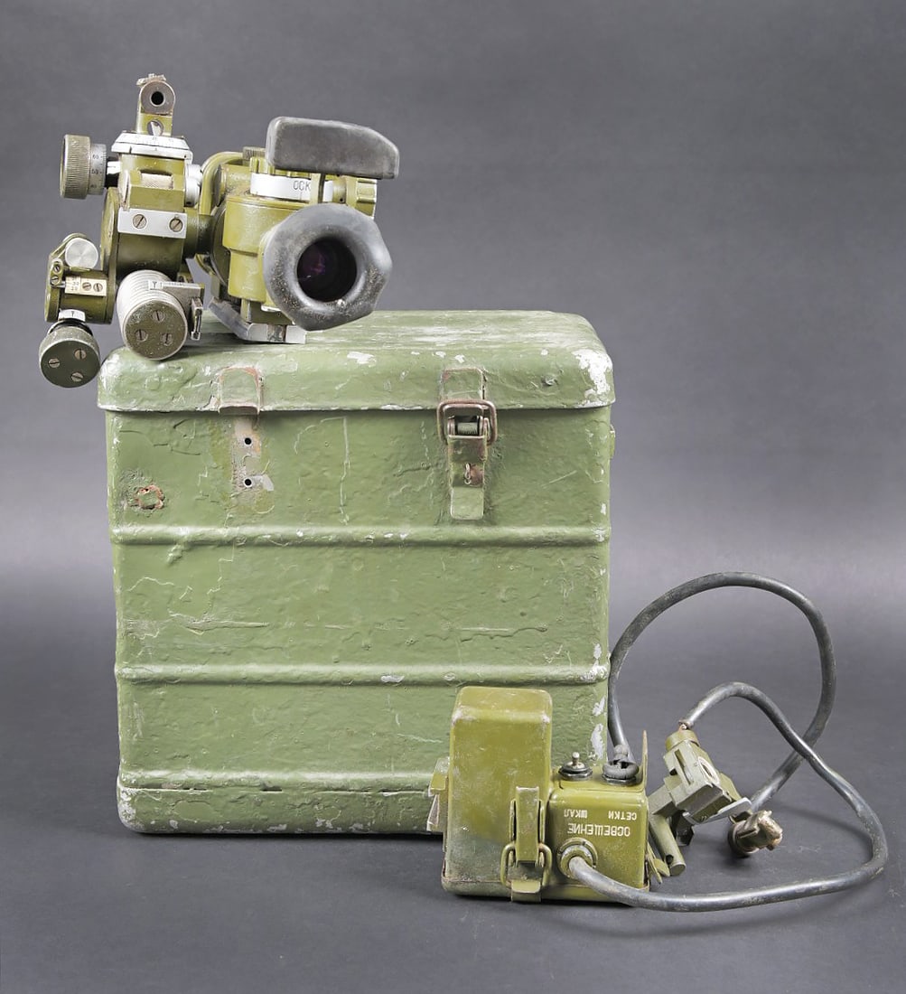 Optique de visee Pacte de Varsovie. Warsaw Pact sighting optic: Optique de visee Pacte de Varsovie. Belle caisse en metal. Le peinture est posterieure, avec de nombreux manques. Un fermoir est casse et manquant. Quelques manques de matiere sur le pourtour de la ca