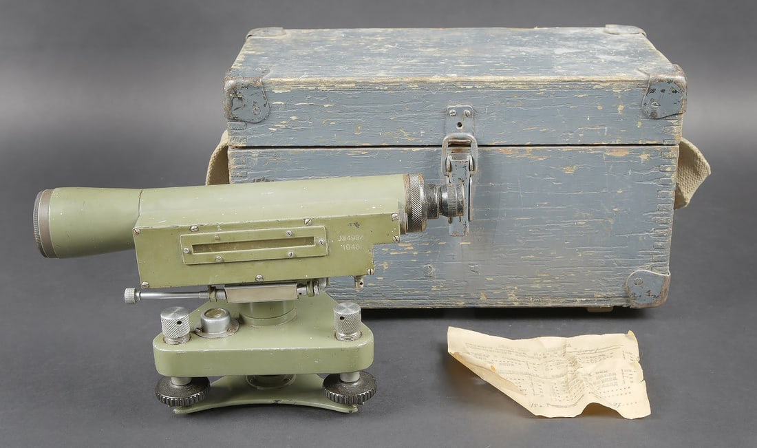 Alidade de visee Pacte de Varsovie. Warsaw Pact sighting alidade: Alidade de visee du Pacte de Varsovie. Belle caisse en bois avec renfort en metal. Le crochet de fermeture est present. La sangle de transport en toile est complete. Peinture a 70%. Les cales sont