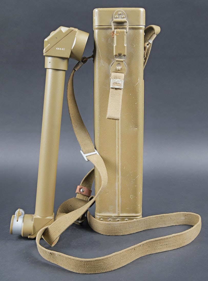 Periscope Pacte de Varsovie. Warsaw Pact periscope: Periscope Pacte de Varsovie. Boite en metal. Attache complete. Sangle de transport presente. Numero 4N442. Peinture a 70%. Modele de periscope se fixant sur une optique secondaire. En metal, peinture