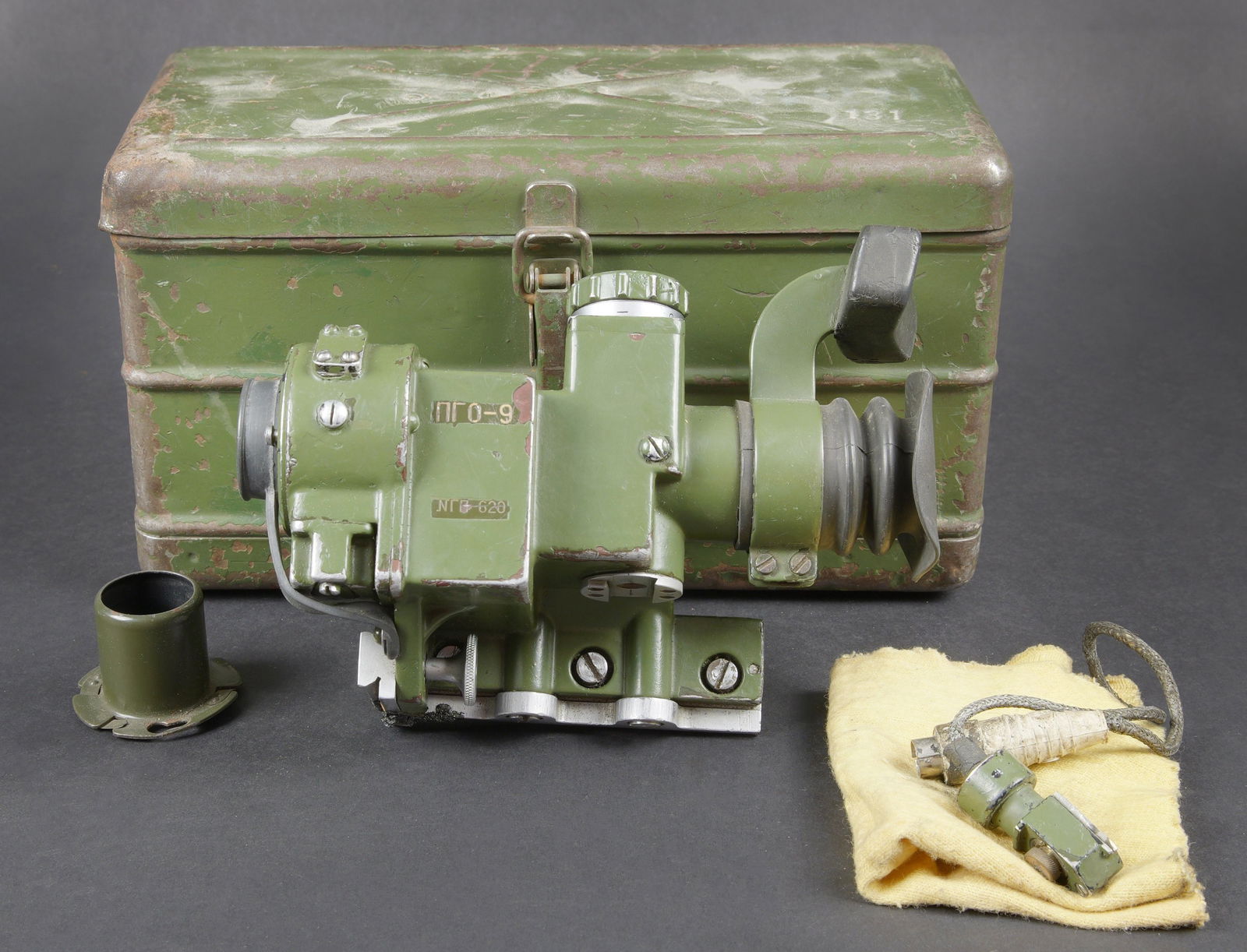 Optique Pacte de Varsovie. Warsaw Pact optic: Optique du Pacte de Varsovie. Belle caisse en metal. Le crochet de fermeture est present. Belle peinture kaki a 90%. Quelques accessoires sont presents. Tampon en caoutchouc marque 2 ED 153W. Optique