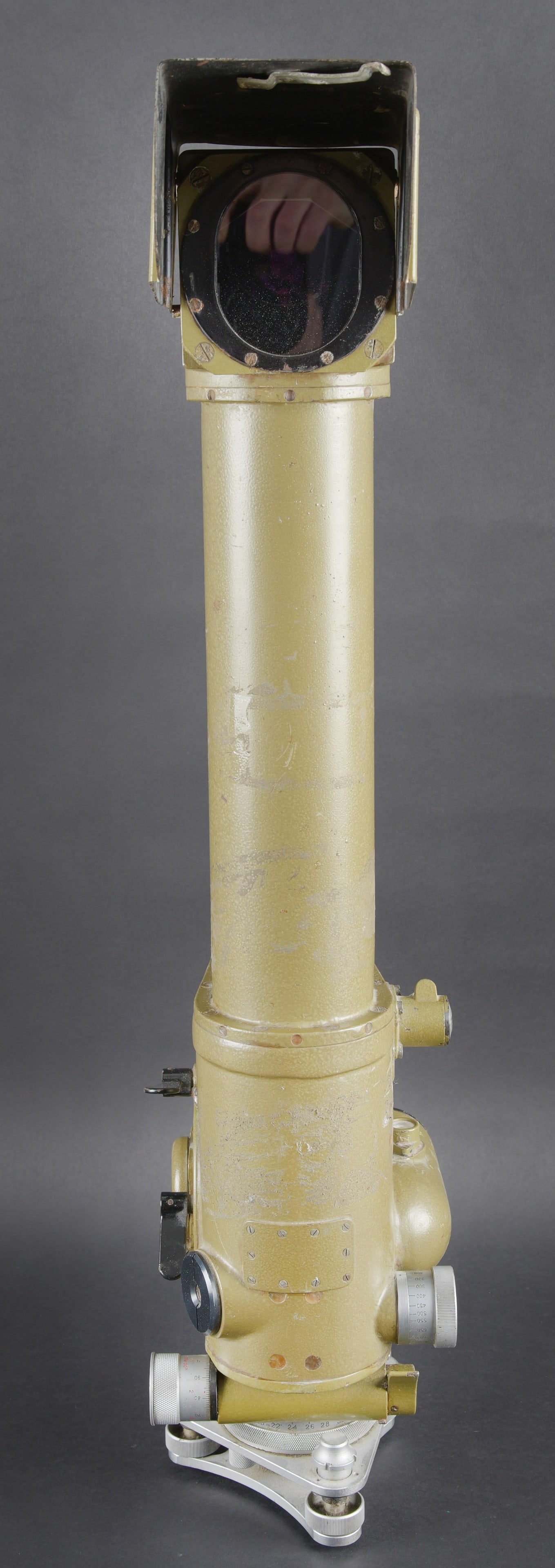 Periscope PK 38241. Periscope PK 38241: Periscope PK 38241. En metal. Peinture kaki a 90%. Pare soleil present et amovible. Toutes les pieces mobiles sont fonctionnelles. Plaquette avec inscription russe. Plusieurs niveaux de grossissement