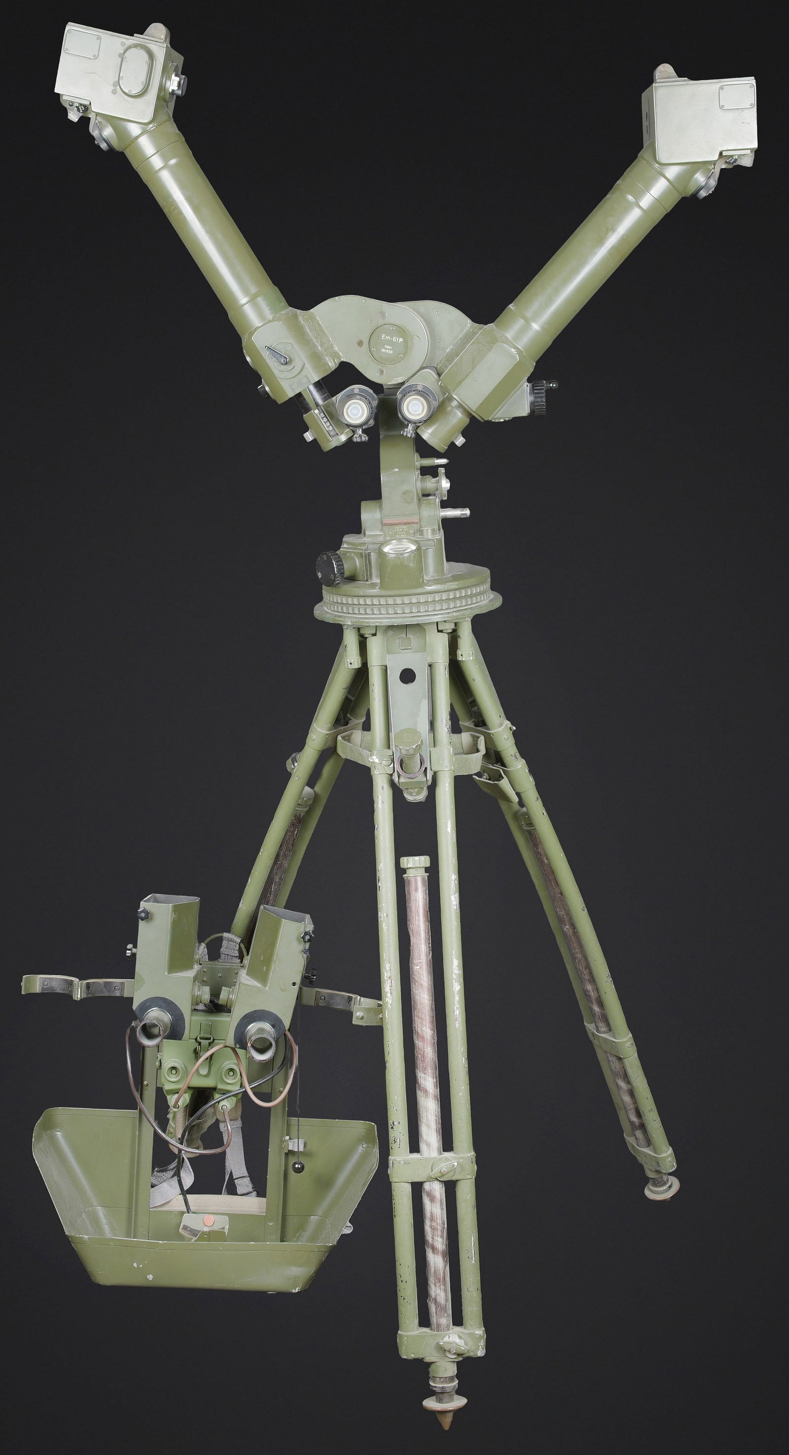 Telemetre EM-61. EM-61 rangefinder: Telemetre EM-61. Premier telemetre stereoscopique de la NVA. Systeme d eclairage present. Binoculaire en metal, support dorsal complet permettant de transporter l optique. Les bretelles et les