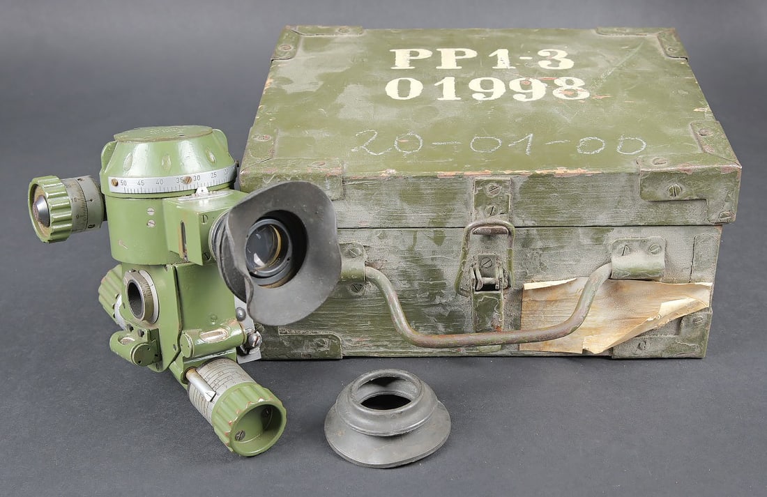 Optique PP1-3. PP1-3 optic: Optique PP1-3. Belle caisse en bois avec renforts en metal. Peinture kaki a 70%. La poignee de transport est presente. Le crochet de fermeture est complet. Marquages sur le couvercle PP1-3 01998.