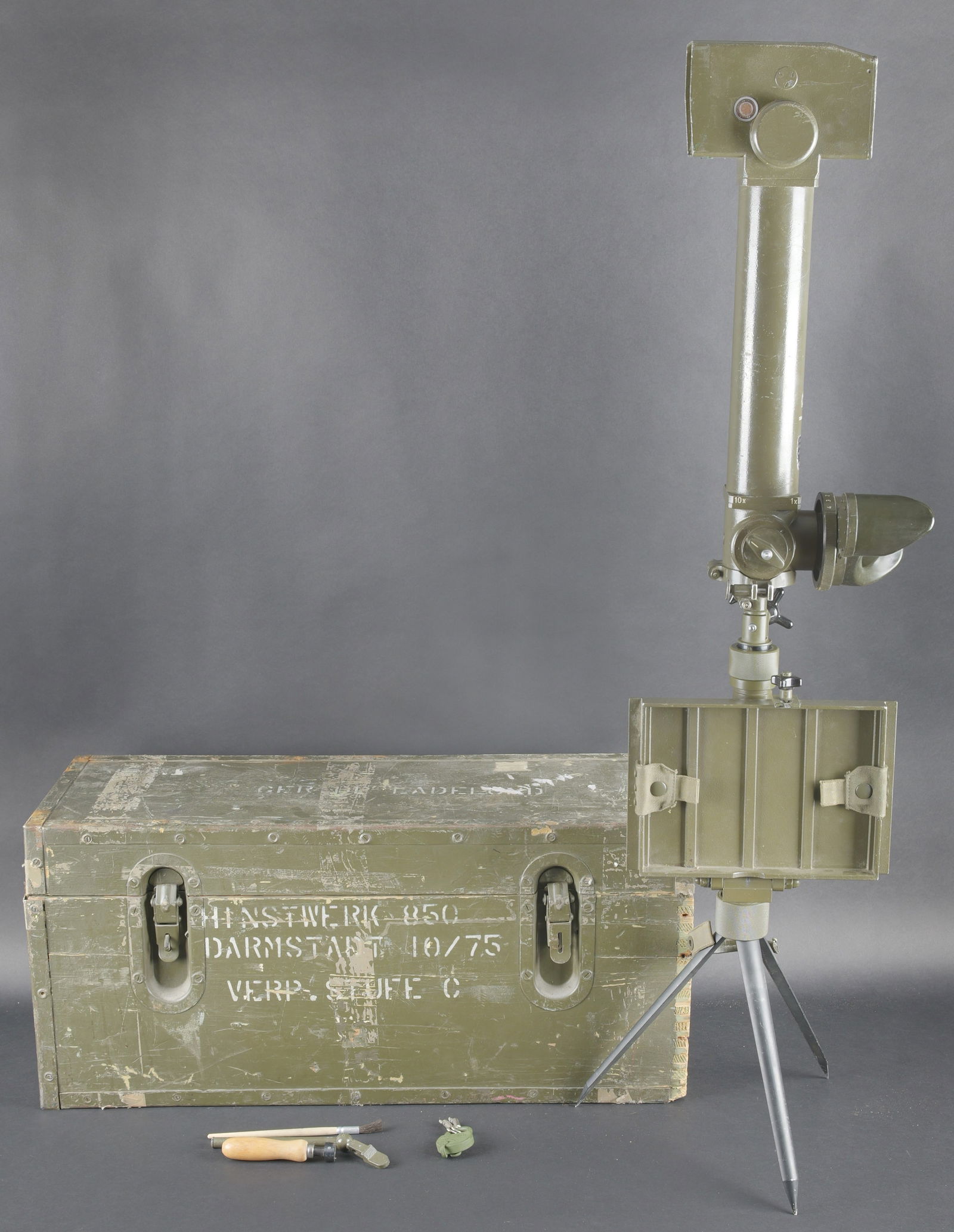 Periscope du Pacte de Varsovie. Warsaw Pact periscope: Periscope du Pacte de Varsovie. Belle caisse en bois avec renfort en metal. Les crochets de fermeture sont fonctionnels. Les poignees de transport sont presentes. Peinture kaki a 60%. Marquages sur la