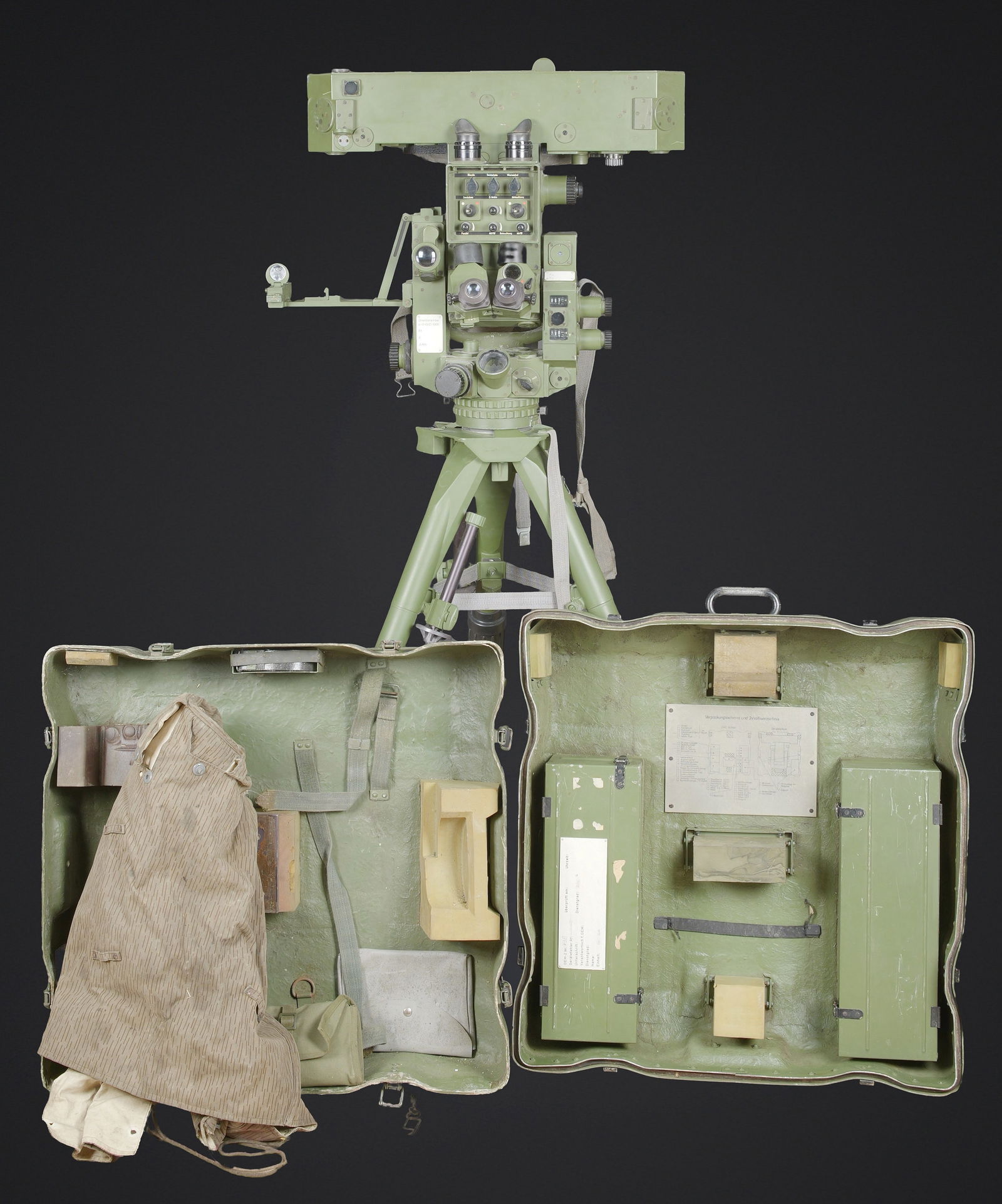 Telemetre OEM-2. OEM-2 rangefinder: Telemetre OEM-2. Modele Zeiss developpe entre 1966 et 1976, ex pacte de Varsovie avec sa boite de rangement et son trepied. Optique claire. Systeme d eclairage present et fonctionnel. Fabricant Carl Z