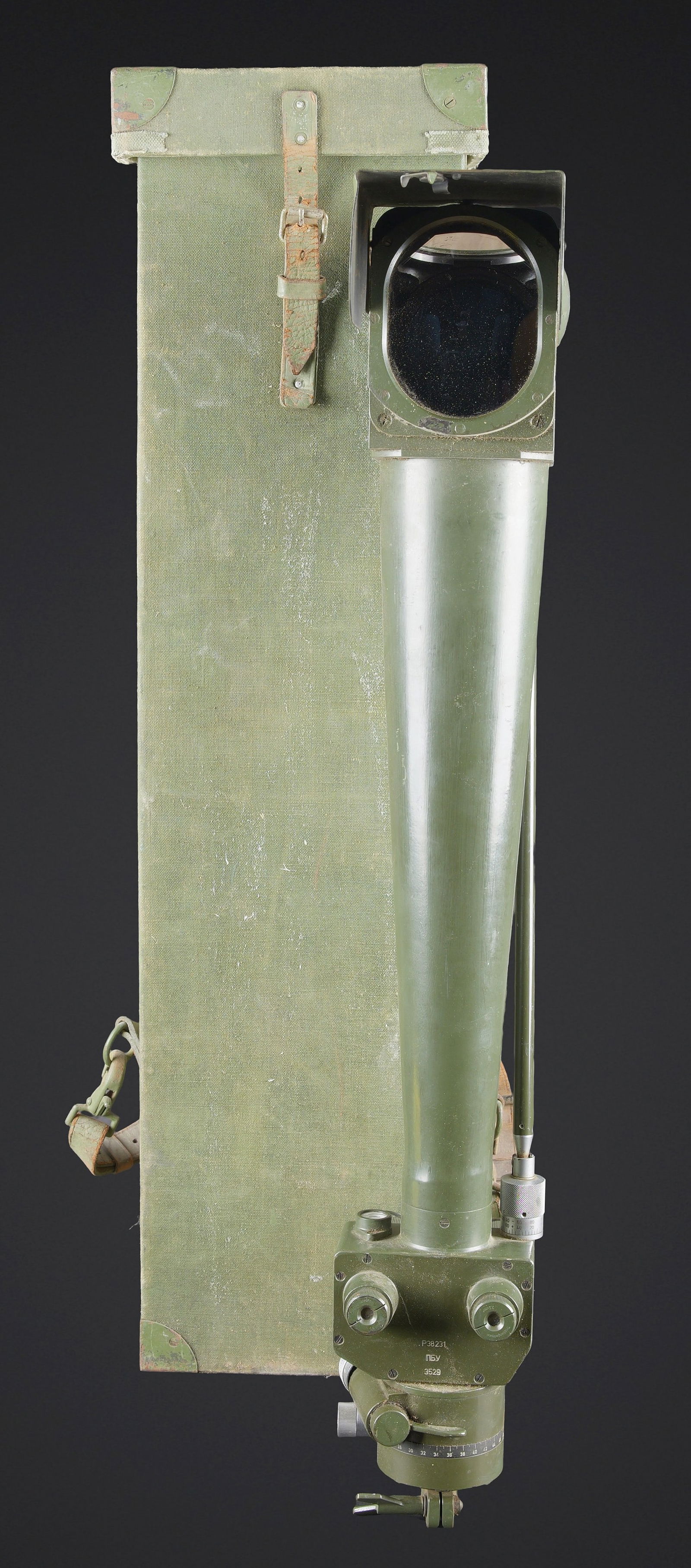 Periscope pacte de Varsovie. Warsaw Pact periscope: Periscope du Pacte de Varsovie. Belle caisse en bois recouverte de tissu. Couvercle disposant de renforts en metal. La sangle de fermeture est fonctionnelle. Les bretelles de transport sont completes