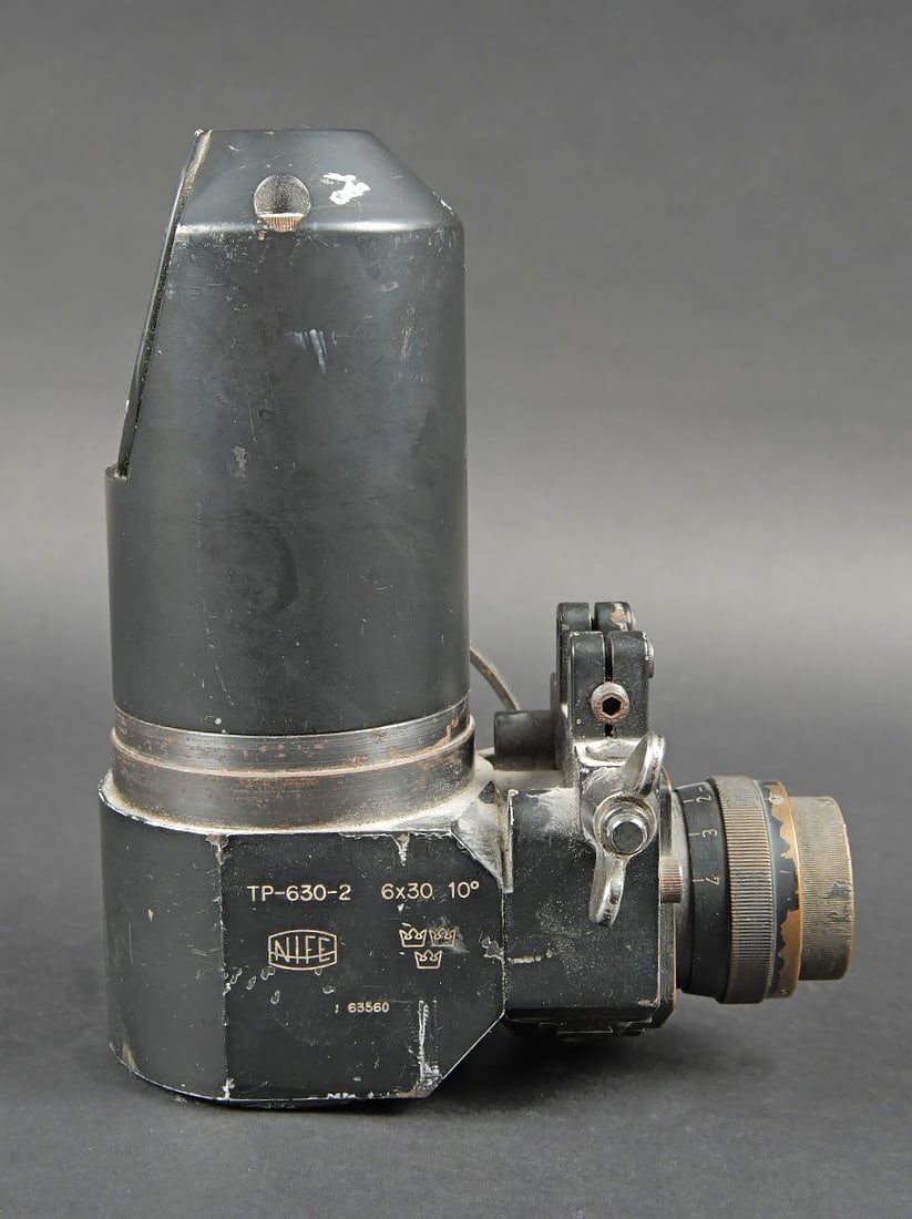 Optique TP-630-2. TP-630-2 optic: Trepied d optique TP-630-2. En metal. Peinture noire a 70%. Toutes les pieces mobiles sont fonctionnelles. Marquages des trois couronnes suedoises. TP 630-2 6x30Nife 63560. Optique claire et graduee a